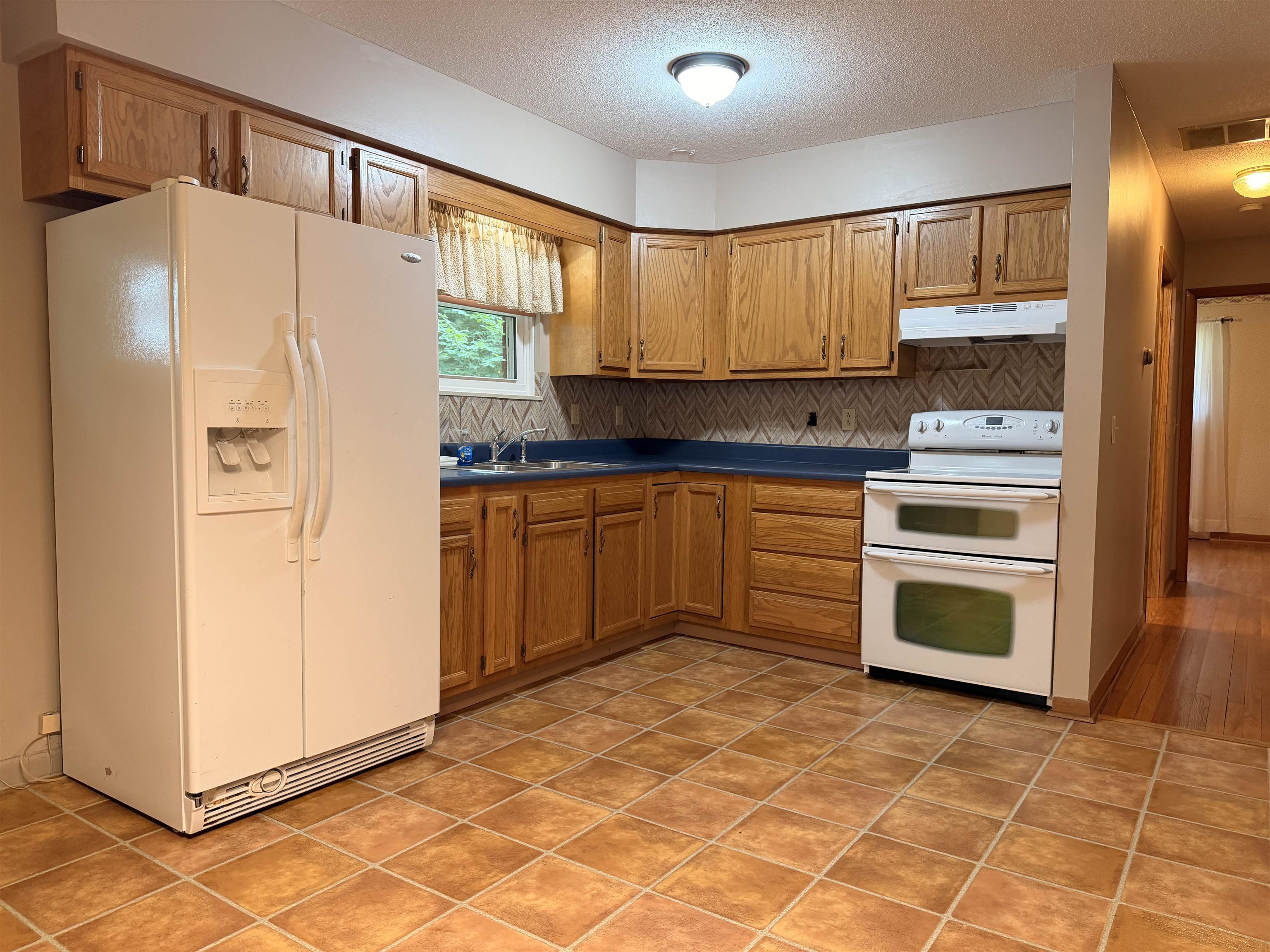 https://zimg.paragon.ice.com/ParagonImages/Property/PH/AABRKY/60977/2/0/0/cc76f6546b102a6cff6a9ea678b1f874/0/5608c35f8d15ba09c1033ecb0ebad6ec/60977-42123a6d-7de5-423a-ac3b-ffc1dacace00.JPG