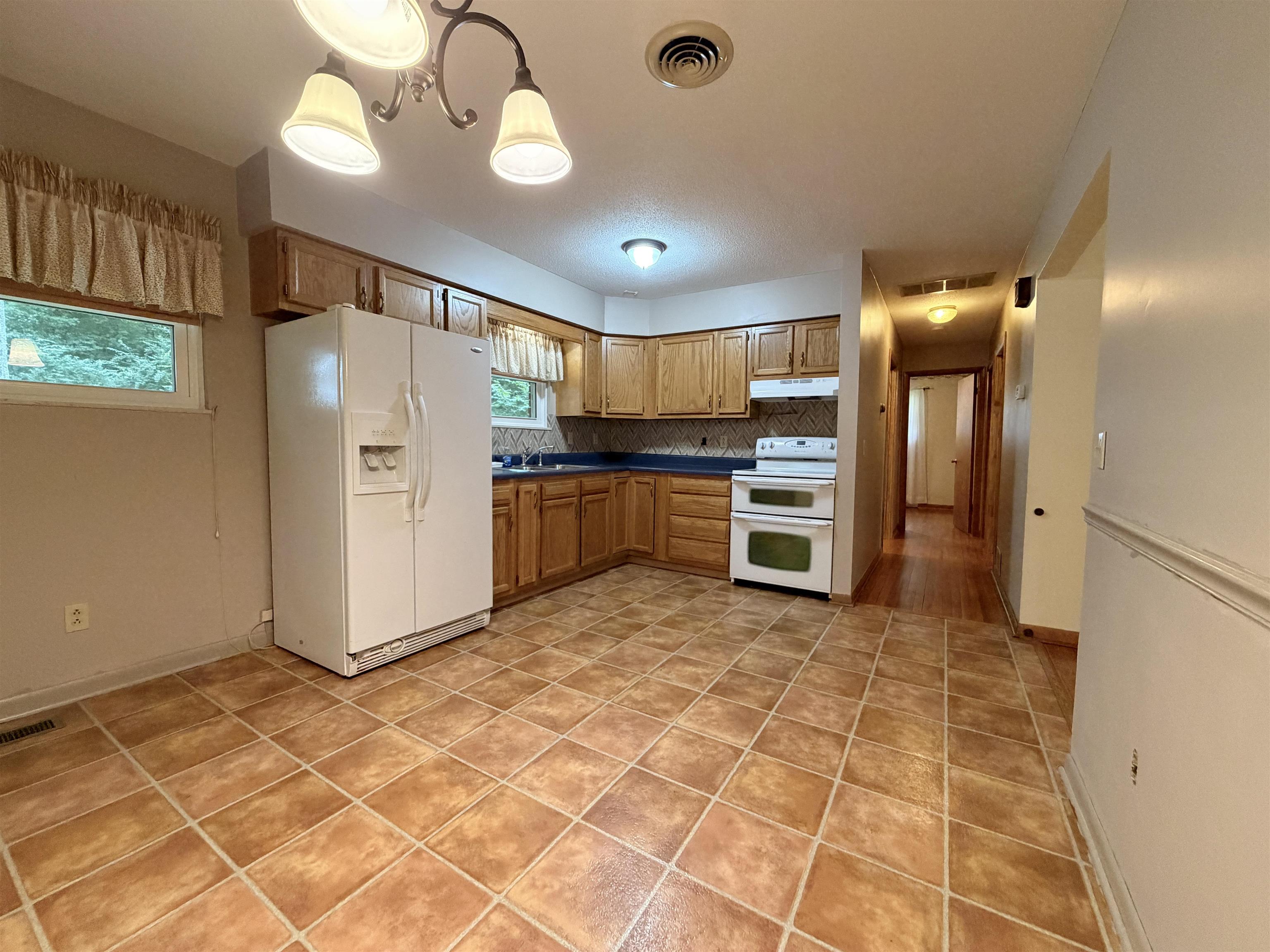 https://zimg.paragon.ice.com/ParagonImages/Property/PH/AABRKY/60977/3/0/0/3a5f50a5bf5d979bbbe0933624d2ebc9/0/5608c35f8d15ba09c1033ecb0ebad6ec/60977-489e72b1-dd8e-4d3e-9212-3f124a33fb17.JPG