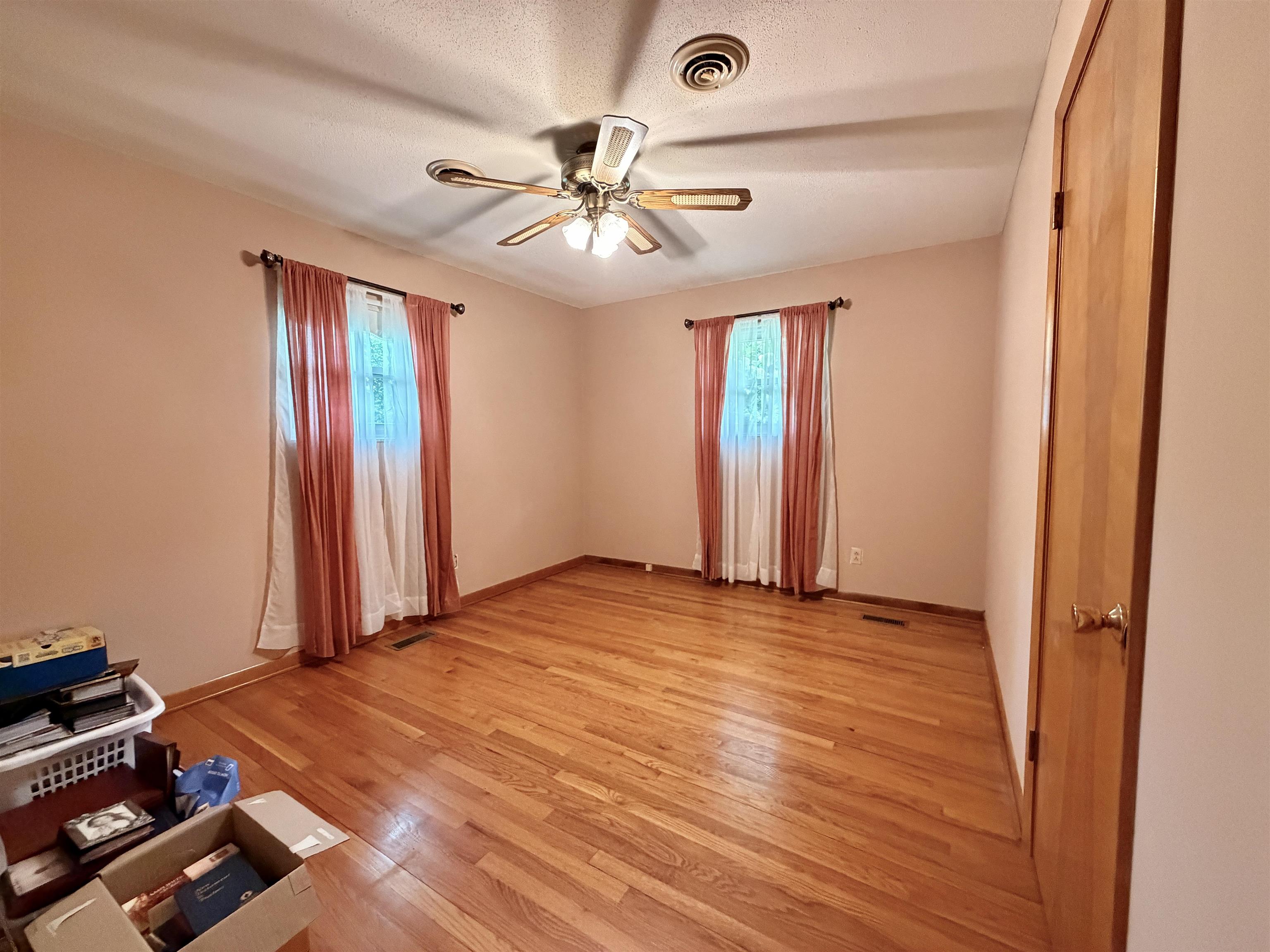 https://zimg.paragon.ice.com/ParagonImages/Property/PH/AABRKY/60977/8/0/0/0bc573dae5b8fa966b05e1d00b53a6ea/0/5608c35f8d15ba09c1033ecb0ebad6ec/60977-d944bf5b-e67e-4820-a5da-c083b7769ea1.JPG