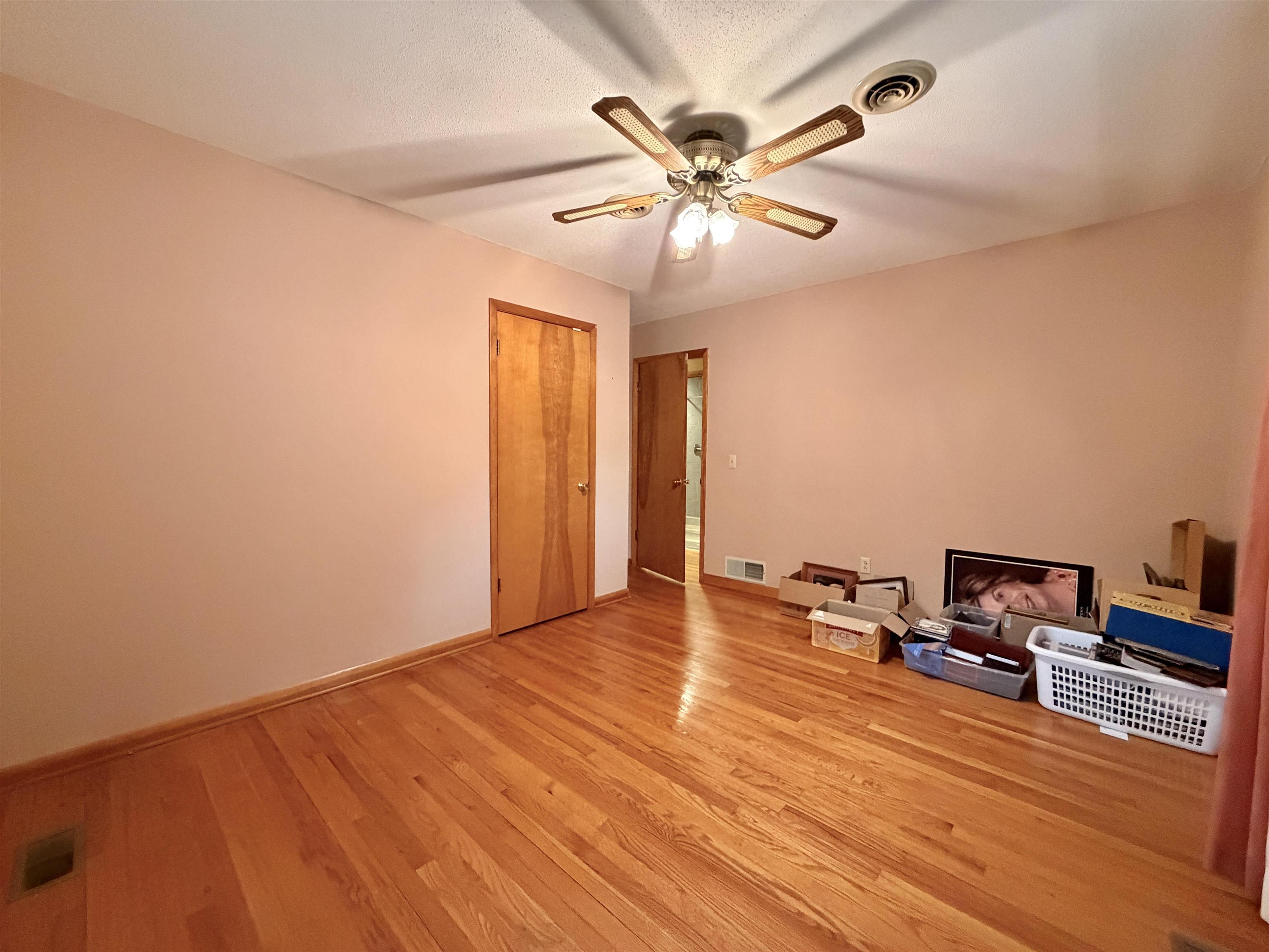 https://zimg.paragon.ice.com/ParagonImages/Property/PH/AABRKY/60977/9/0/0/1770888df3c52d23ba4dc0716572ead1/0/5608c35f8d15ba09c1033ecb0ebad6ec/60977-99be4955-de7a-47c5-8c8c-7cd53a0e5a73.JPG