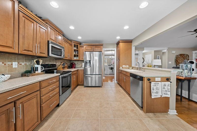 https://zimg.paragon.ice.com/ParagonImages/Property/PH/AABRKY/60978/11/0/0/eea0a00805637aae7e118726919742ea/0/d868289315d37cb6545c8a08c9b68d96/60978-338fa555-289c-4993-b789-ed9e9197d1fe.JPG