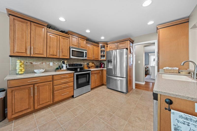 https://zimg.paragon.ice.com/ParagonImages/Property/PH/AABRKY/60978/12/0/0/e5bc87ff80c21340694e6098cb705e2d/0/d868289315d37cb6545c8a08c9b68d96/60978-2f3f2d5c-a056-4bb7-8cb7-4c4bad600ab6.JPG