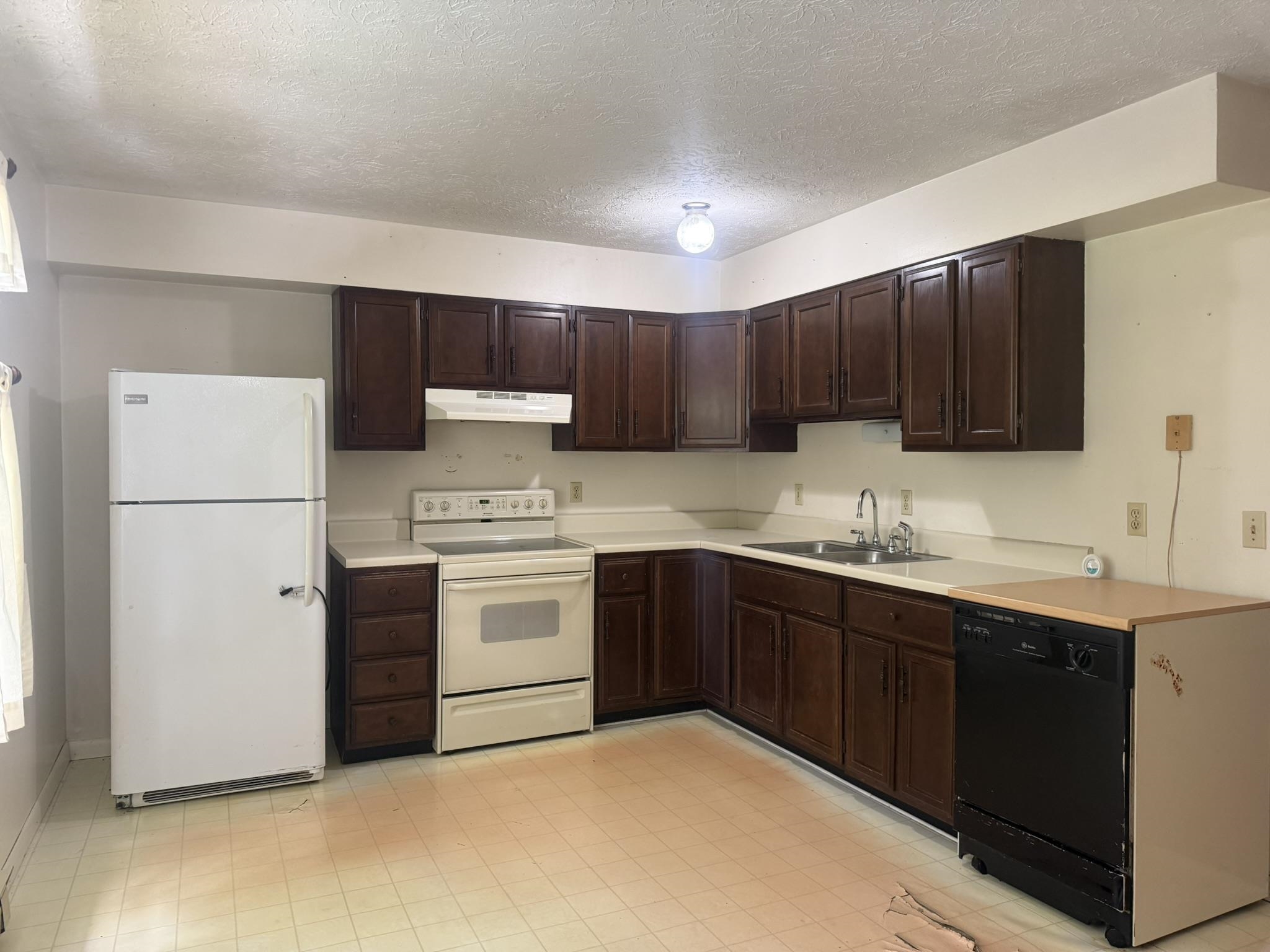 https://zimg.paragon.ice.com/ParagonImages/Property/PH/AABRKY/60985/3/0/0/8a534f5b4b03db2ba946beaeaefbd439/0/a74247e69cbecb2953f2aac1a65c03f4/60985-b0fc63d8-e2a0-4a5c-8775-2219453f0010.JPG