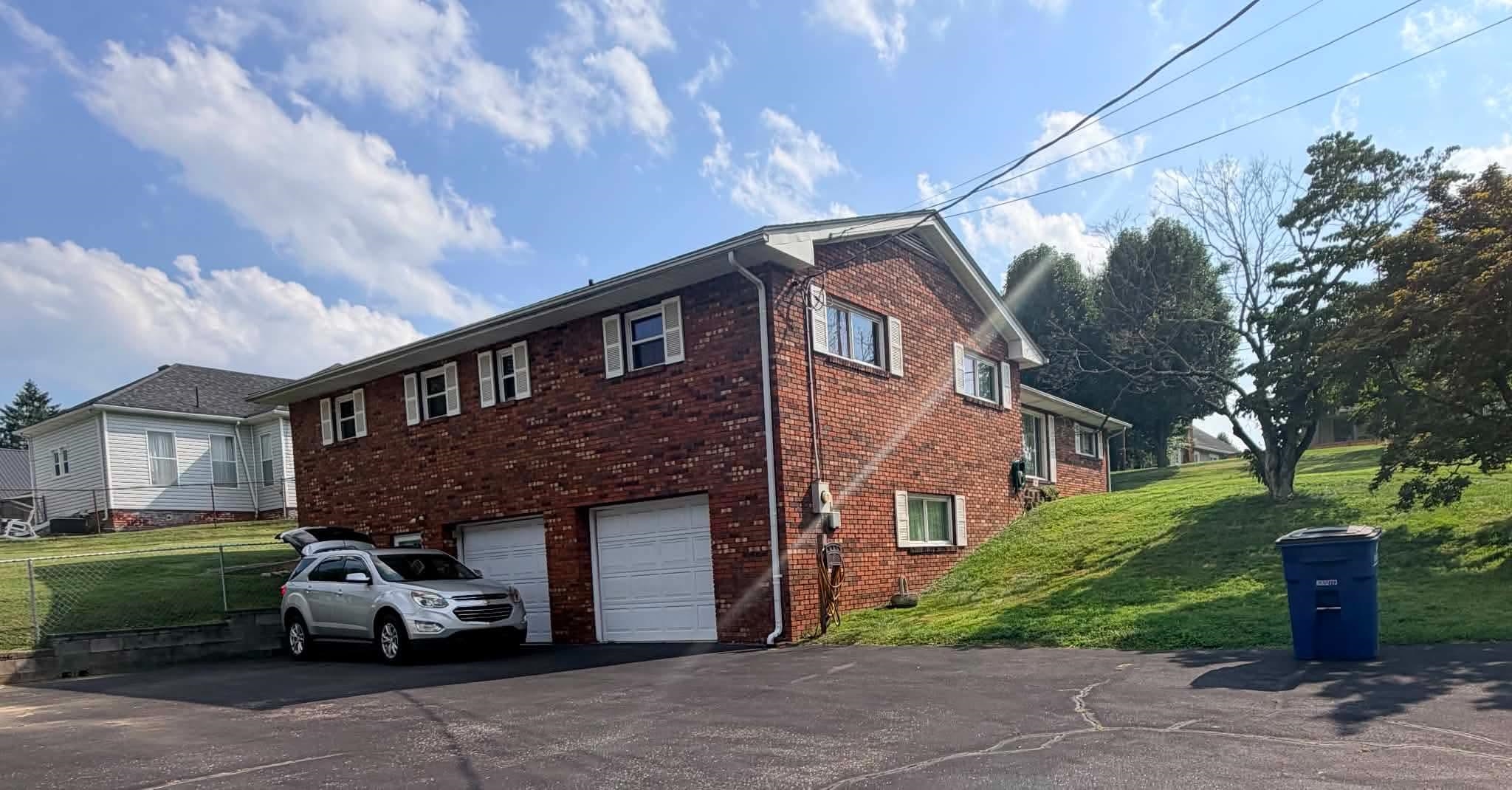https://zimg.paragon.ice.com/ParagonImages/Property/PH/AABRKY/60990/4/0/0/91a8e4c55f1555de718d5cbda0c423e7/0/72450b5f31640a5d1e4764828e4f4bcd/60990-143f9986-acfa-4dcc-88fb-90dd2449439a.JPG