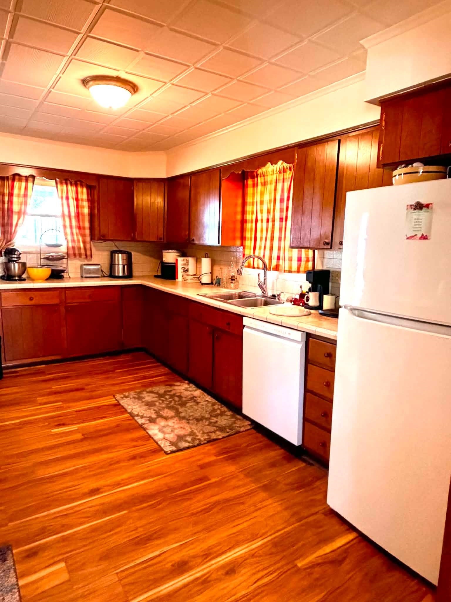 https://zimg.paragon.ice.com/ParagonImages/Property/PH/AABRKY/60990/7/0/0/5fc75cc7a41c55bfead6aa575a9e4930/0/72450b5f31640a5d1e4764828e4f4bcd/60990-5b792a74-a6ea-46e8-ab99-2de313164e7b.JPG