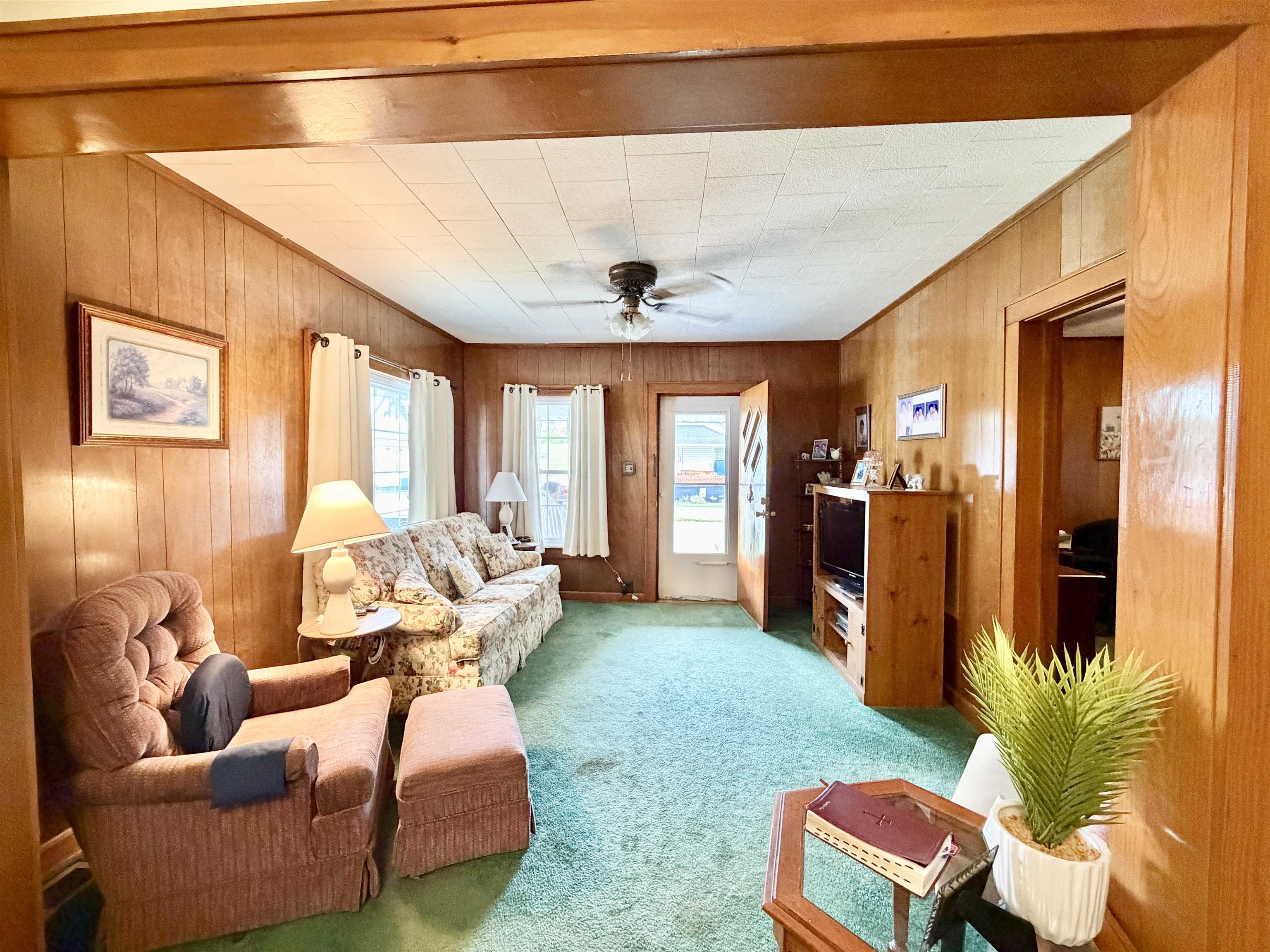 https://zimg.paragon.ice.com/ParagonImages/Property/PH/AABRKY/60991/1/0/0/25813244b1836be2324f360649aa7ba7/0/46435f456044f658a540beacb86af320/60991-dedc8683-c550-4442-ae81-a52433e2d4de.JPG