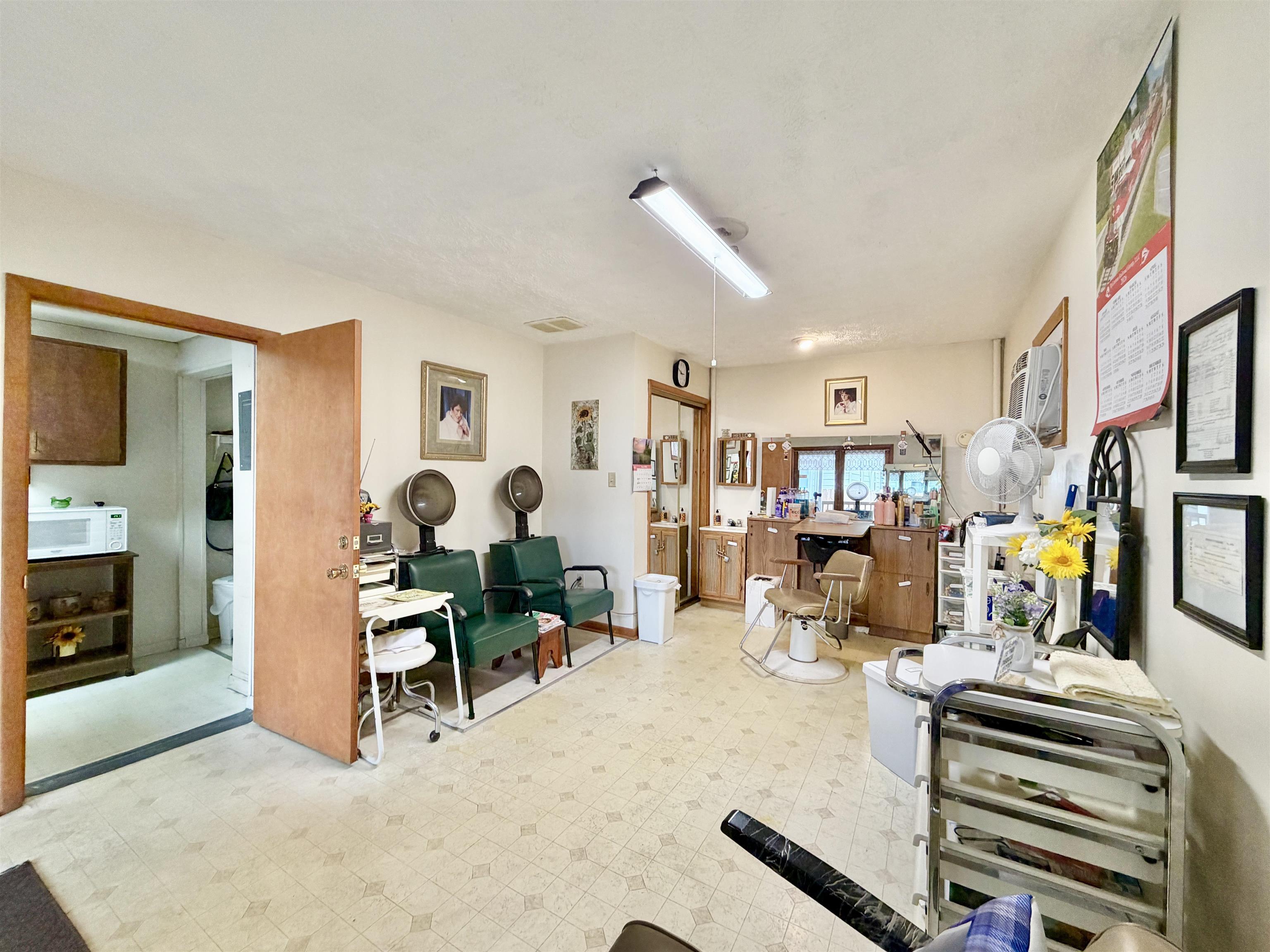 https://zimg.paragon.ice.com/ParagonImages/Property/PH/AABRKY/60991/12/0/0/b6dae1cef0ea794e268deac451afe001/0/46435f456044f658a540beacb86af320/60991-bbeee6fc-e02d-44bd-a81e-e77c7e96daec.JPG