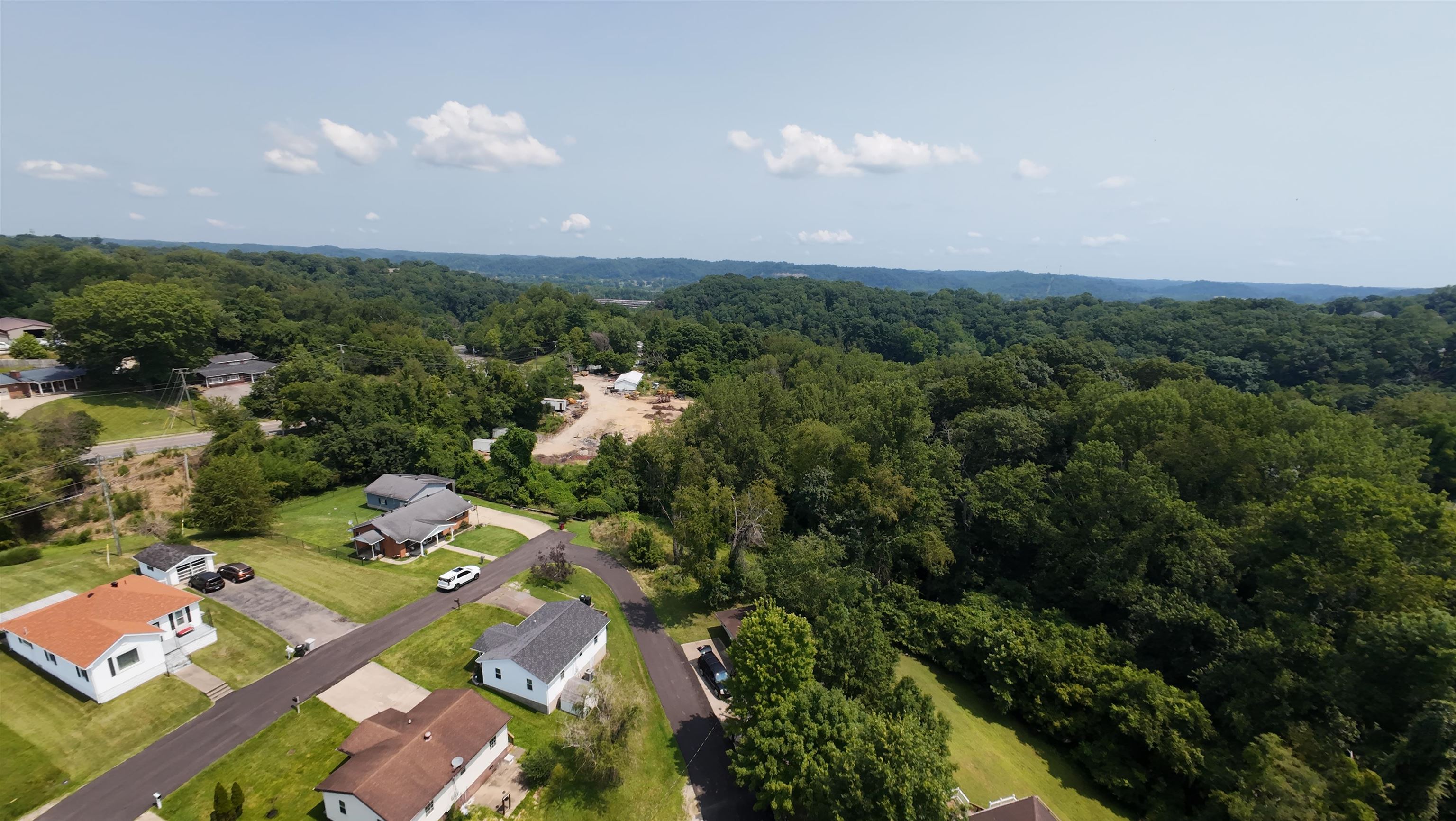 https://zimg.paragon.ice.com/ParagonImages/Property/PH/AABRKY/60996/2/0/0/d8998a737e10b3e41b602a2575538a01/0/bab63f2c904a3d2dfff55491165edc0c/60996-f616eb2f-6c21-439f-ad74-b1941fc0ef9a.JPG