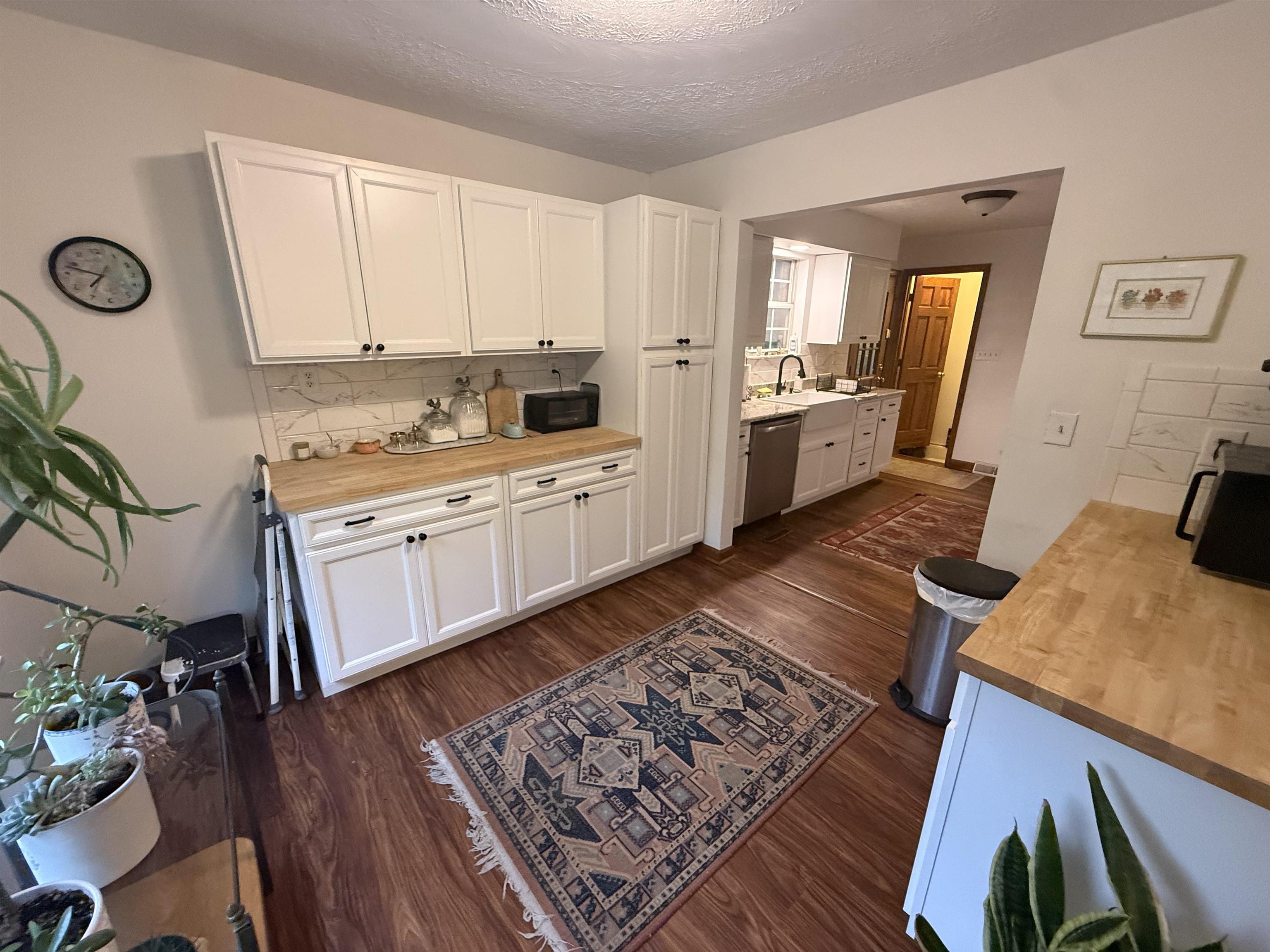 https://zimg.paragon.ice.com/ParagonImages/Property/PH/AABRKY/60997/12/0/0/56b5cef5188ce4c928a3db8e02abf028/0/01803f5e4cd64f8d7cab30e98defb7d8/60997-e0a8597d-e347-4636-8fed-1fa88b99c977.JPG