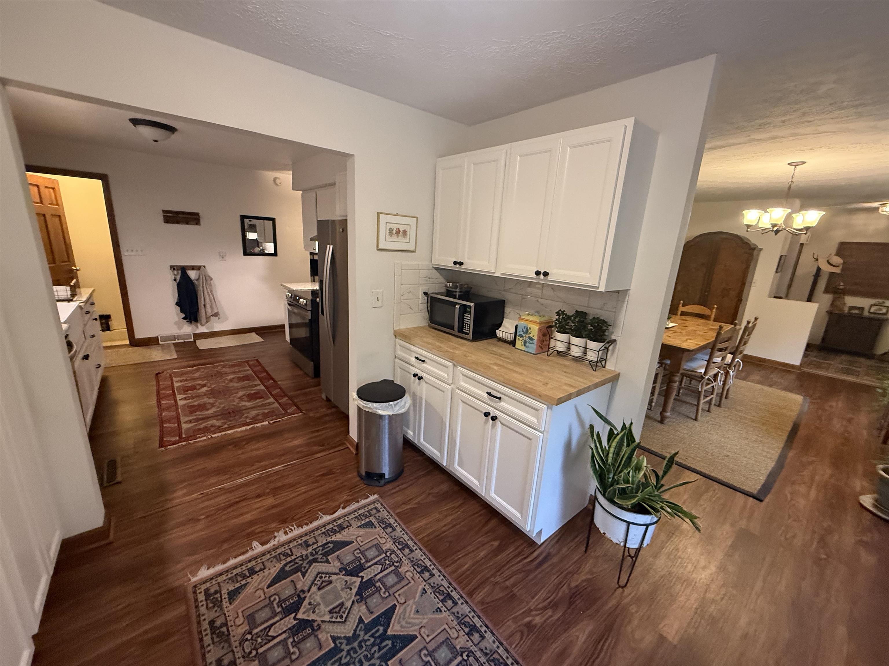 https://zimg.paragon.ice.com/ParagonImages/Property/PH/AABRKY/60997/13/0/0/8459405e9d9af7cd5dcffa681e064068/0/01803f5e4cd64f8d7cab30e98defb7d8/60997-b6d1ec34-0d8f-4ea4-8ce3-4acf5c7a47a9.JPG