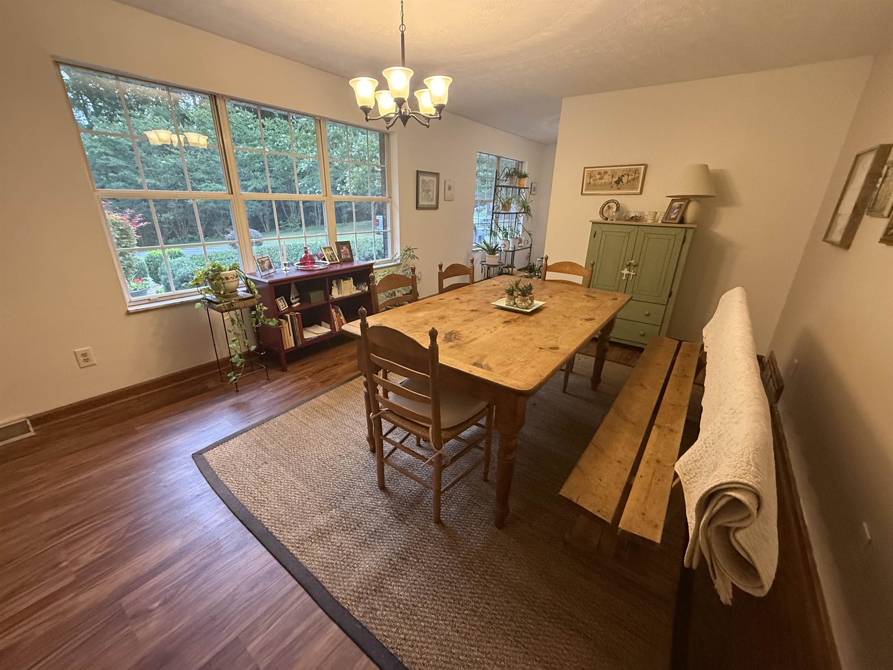 https://zimg.paragon.ice.com/ParagonImages/Property/PH/AABRKY/60997/5/0/0/ed0c158b45fd851a16d28a99b9fc079a/0/01803f5e4cd64f8d7cab30e98defb7d8/60997-f42ccac5-ff46-4230-a992-c68c5bc89a49.JPG