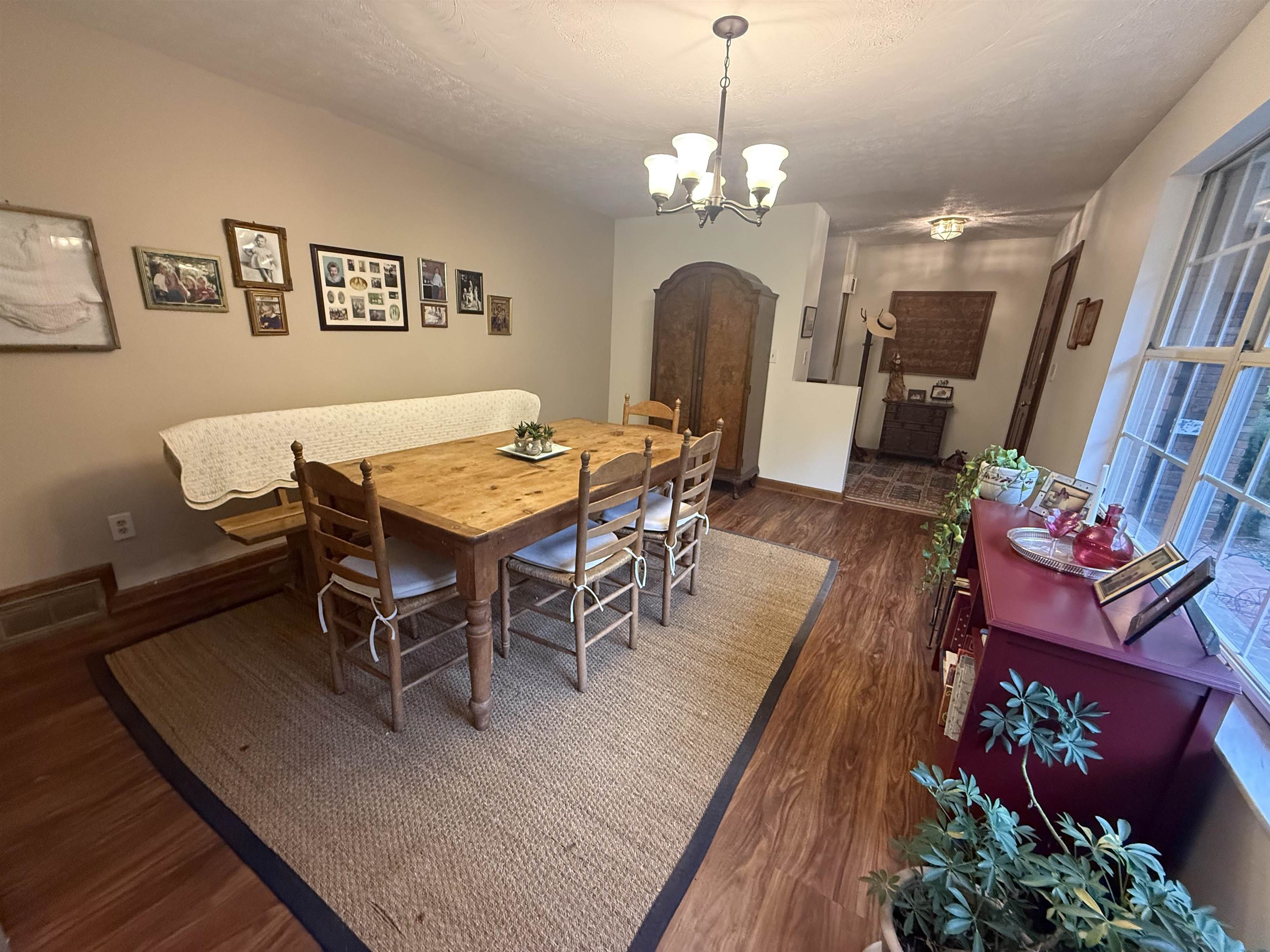 https://zimg.paragon.ice.com/ParagonImages/Property/PH/AABRKY/60997/7/0/0/0a82f0d5913e7e43ae61260aa82b7a08/0/01803f5e4cd64f8d7cab30e98defb7d8/60997-c6a4a9d2-c494-4ef5-b128-1ef24c4fbf2e.JPG
