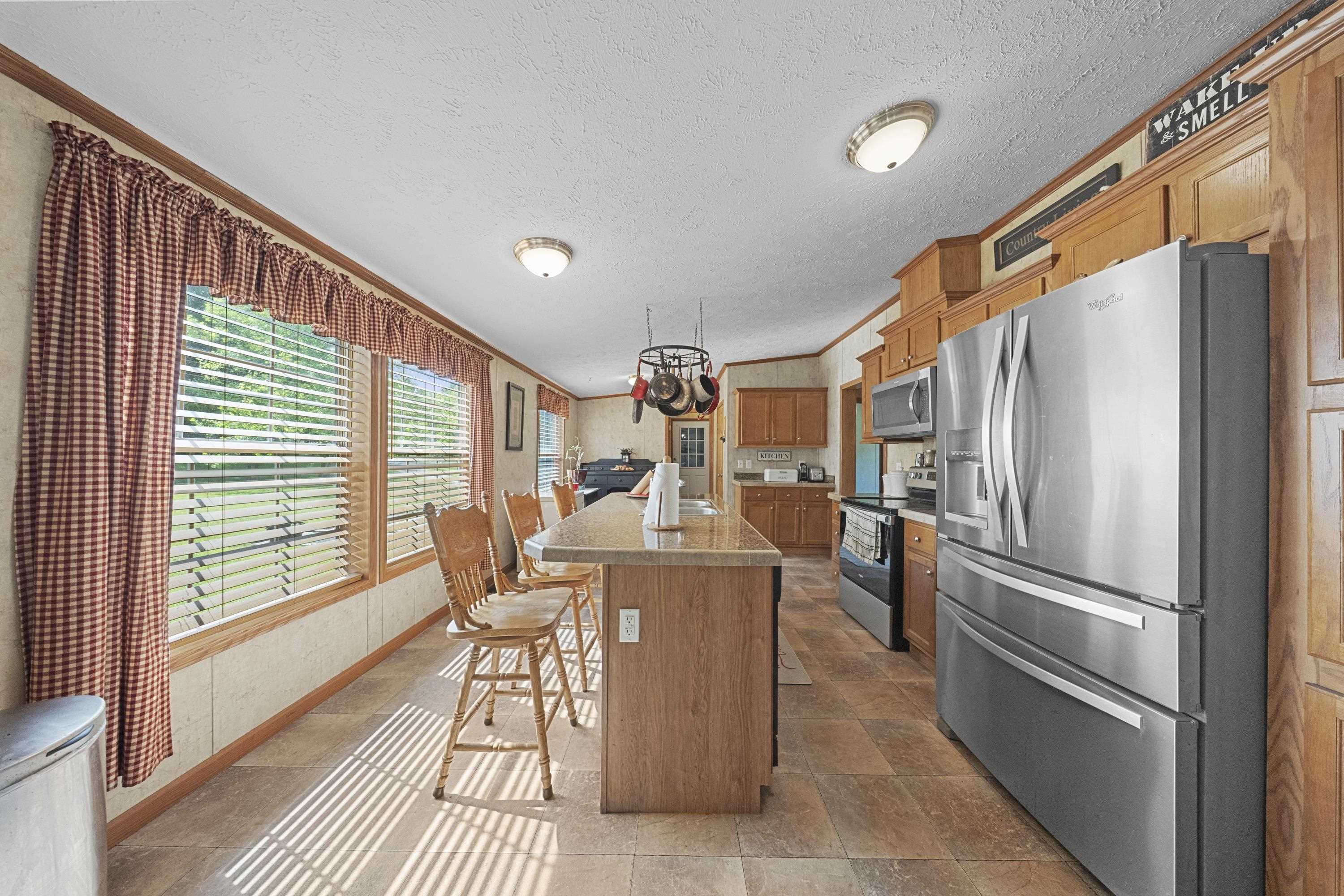 https://zimg.paragon.ice.com/ParagonImages/Property/PH/AABRKY/60999/10/0/0/e16fb174bd4682e86d0fd14451e0f33d/0/473605bffbe3fd525414304a5d5b9c5a/60999-9a08248b-5221-42ef-a954-8d0d2f114e7a.JPG