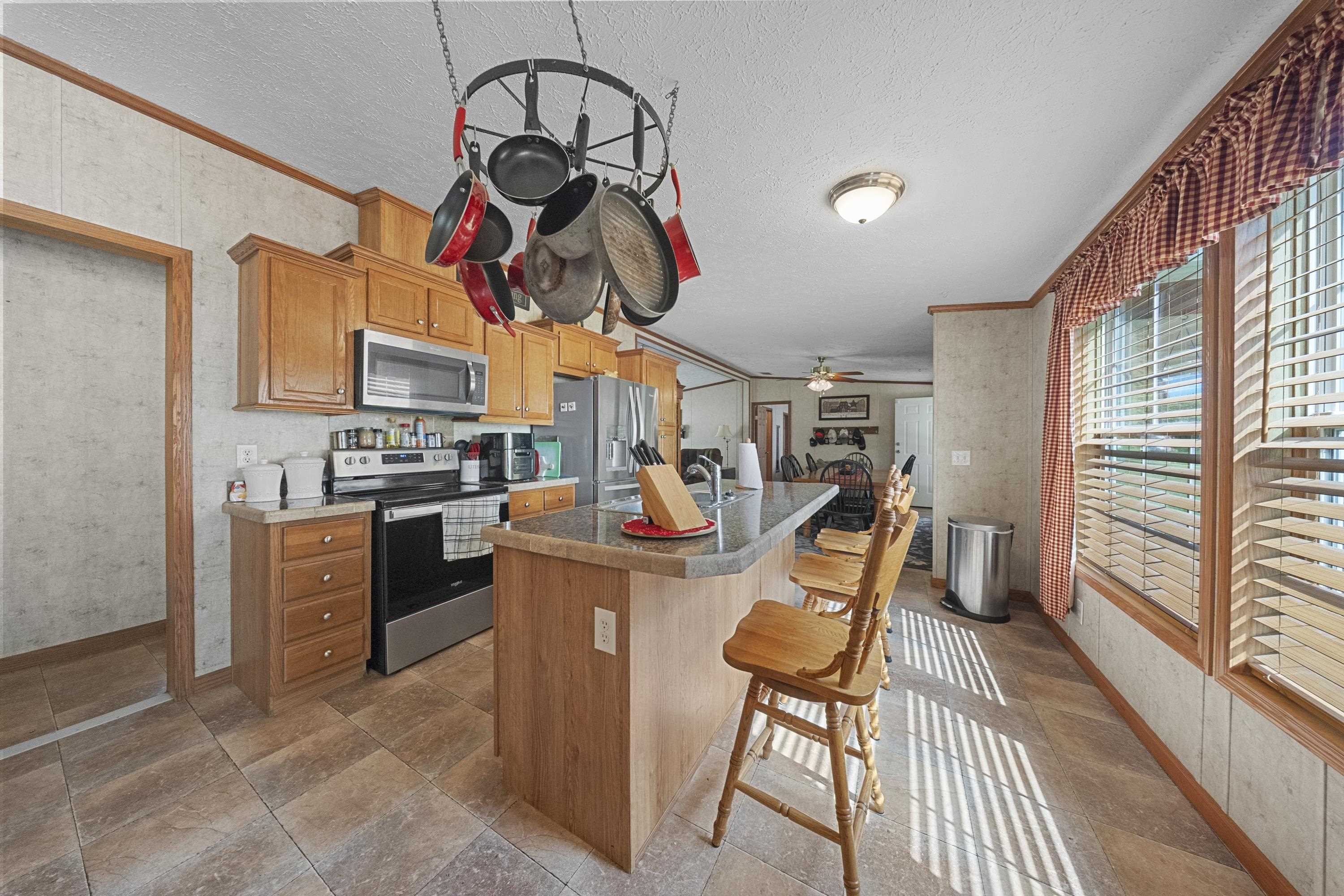 https://zimg.paragon.ice.com/ParagonImages/Property/PH/AABRKY/60999/11/0/0/14a0258230b3d09f2a6bd9139f2d2f58/0/473605bffbe3fd525414304a5d5b9c5a/60999-fea0d433-7f42-4629-9539-62c9d7030769.JPG
