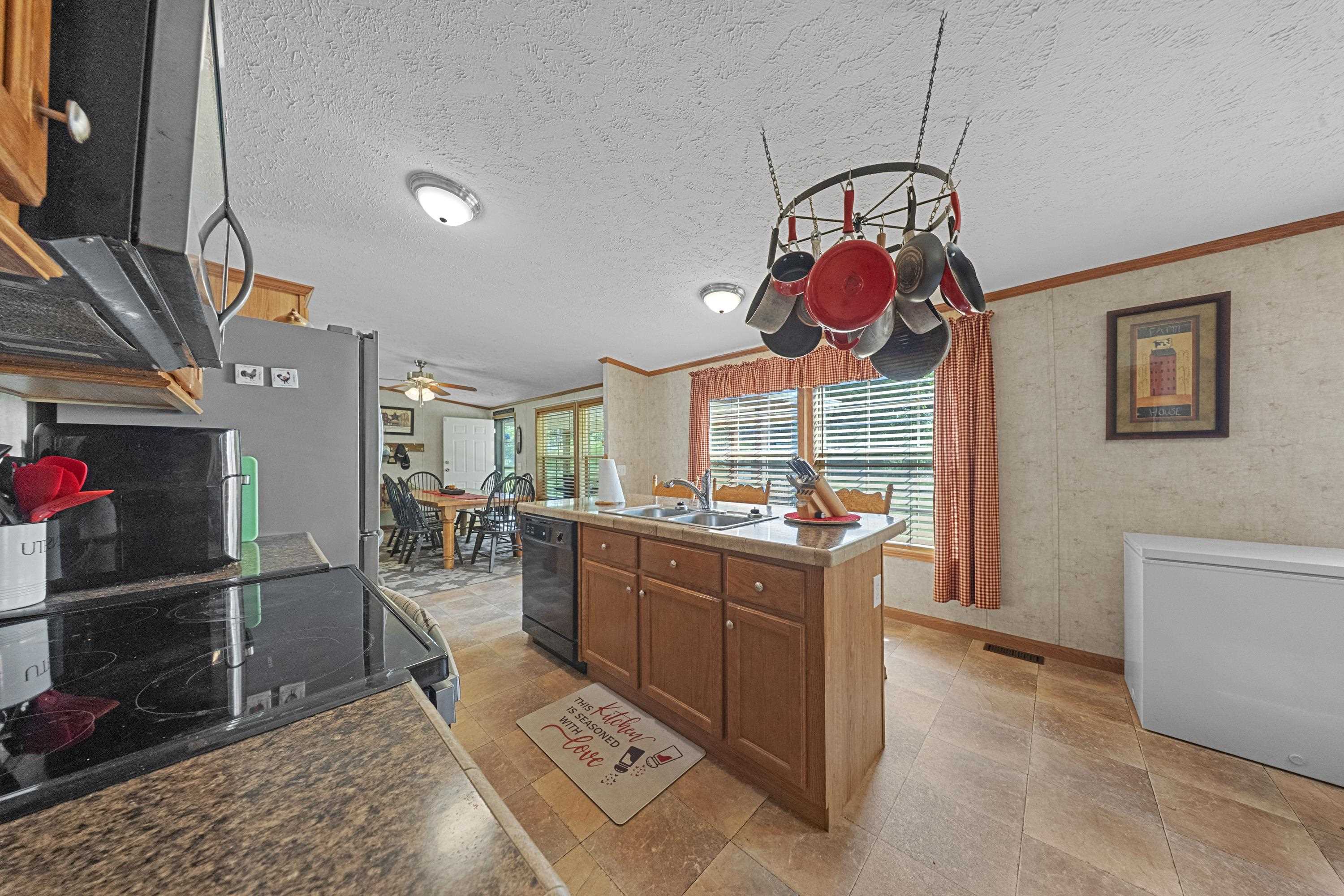 https://zimg.paragon.ice.com/ParagonImages/Property/PH/AABRKY/60999/8/0/0/b5c5ba3245717cb5b978620abadc3a37/0/473605bffbe3fd525414304a5d5b9c5a/60999-705922f0-88b3-4079-af9d-d7eae8d3ec07.JPG