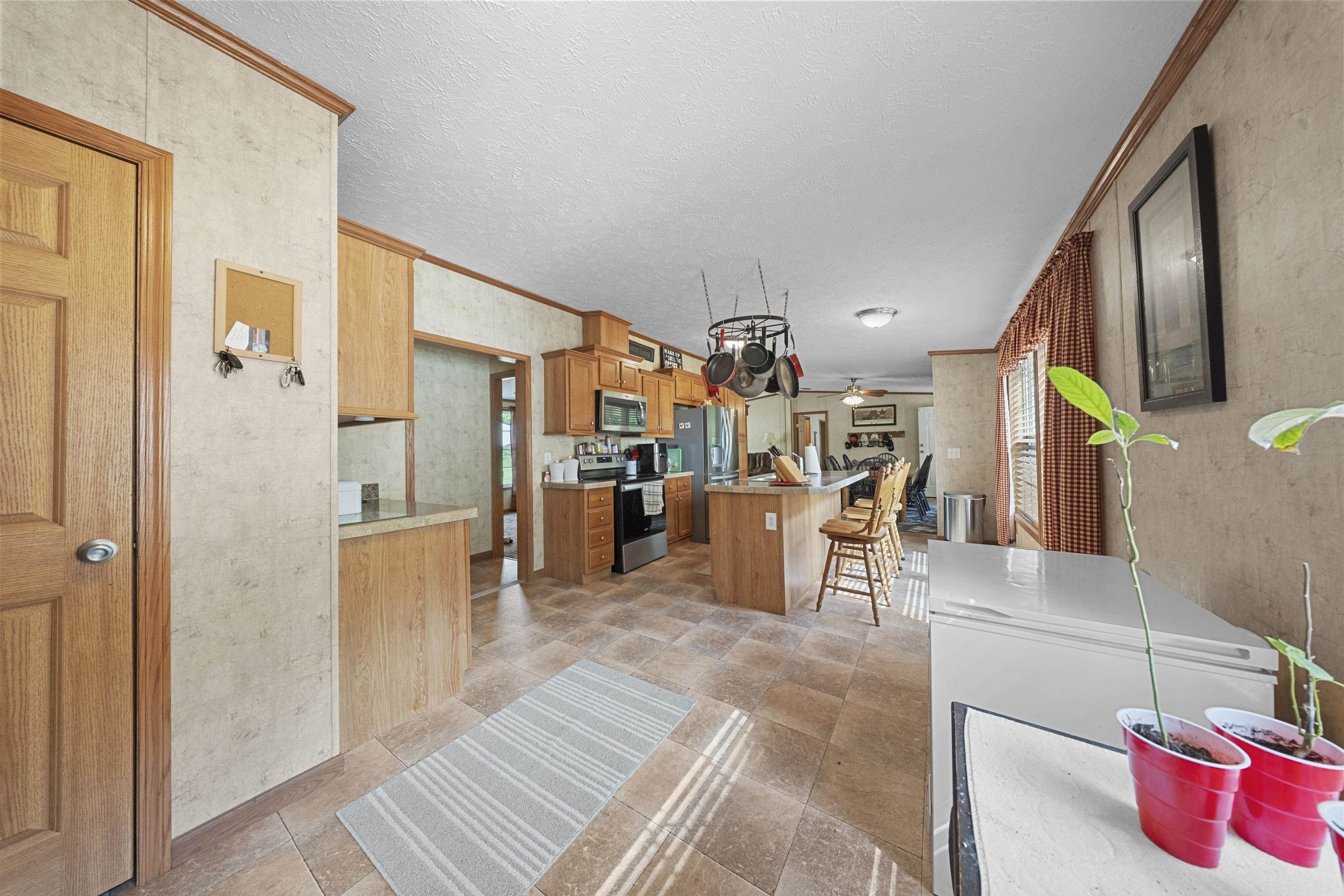 https://zimg.paragon.ice.com/ParagonImages/Property/PH/AABRKY/60999/9/0/0/a9bde44a2f174c7ae941423ee80b418d/0/473605bffbe3fd525414304a5d5b9c5a/60999-463c06ef-7234-4448-b71a-1a4cbd842d85.JPG