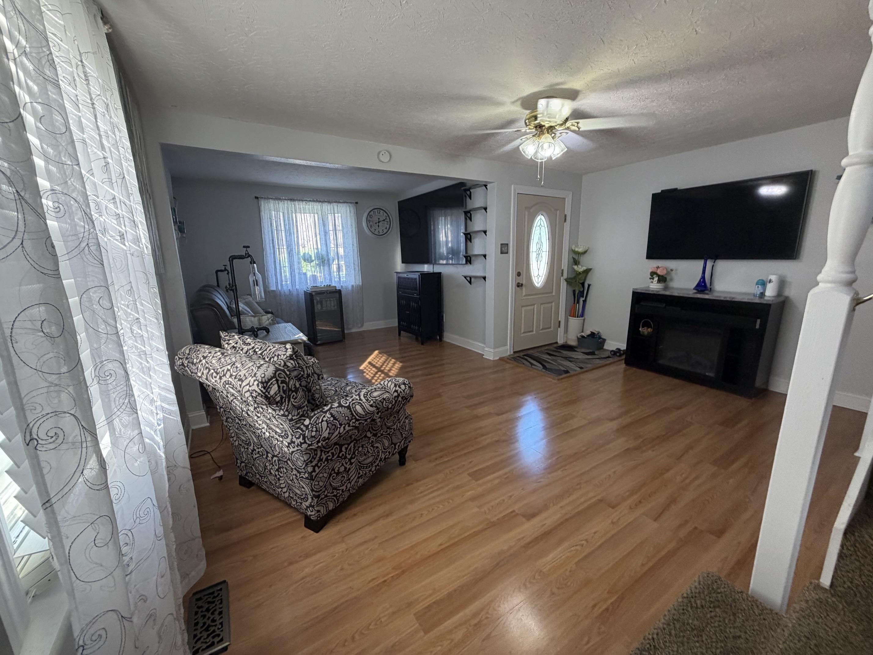 https://zimg.paragon.ice.com/ParagonImages/Property/PH/AABRKY/61003/1/0/0/32b7997da7499de812b3edd629e92b86/0/e3225e9f4dba099cbf39a392ae28a396/61003-dd622997-ba43-41a7-b4e3-5c2d54a61079.JPG