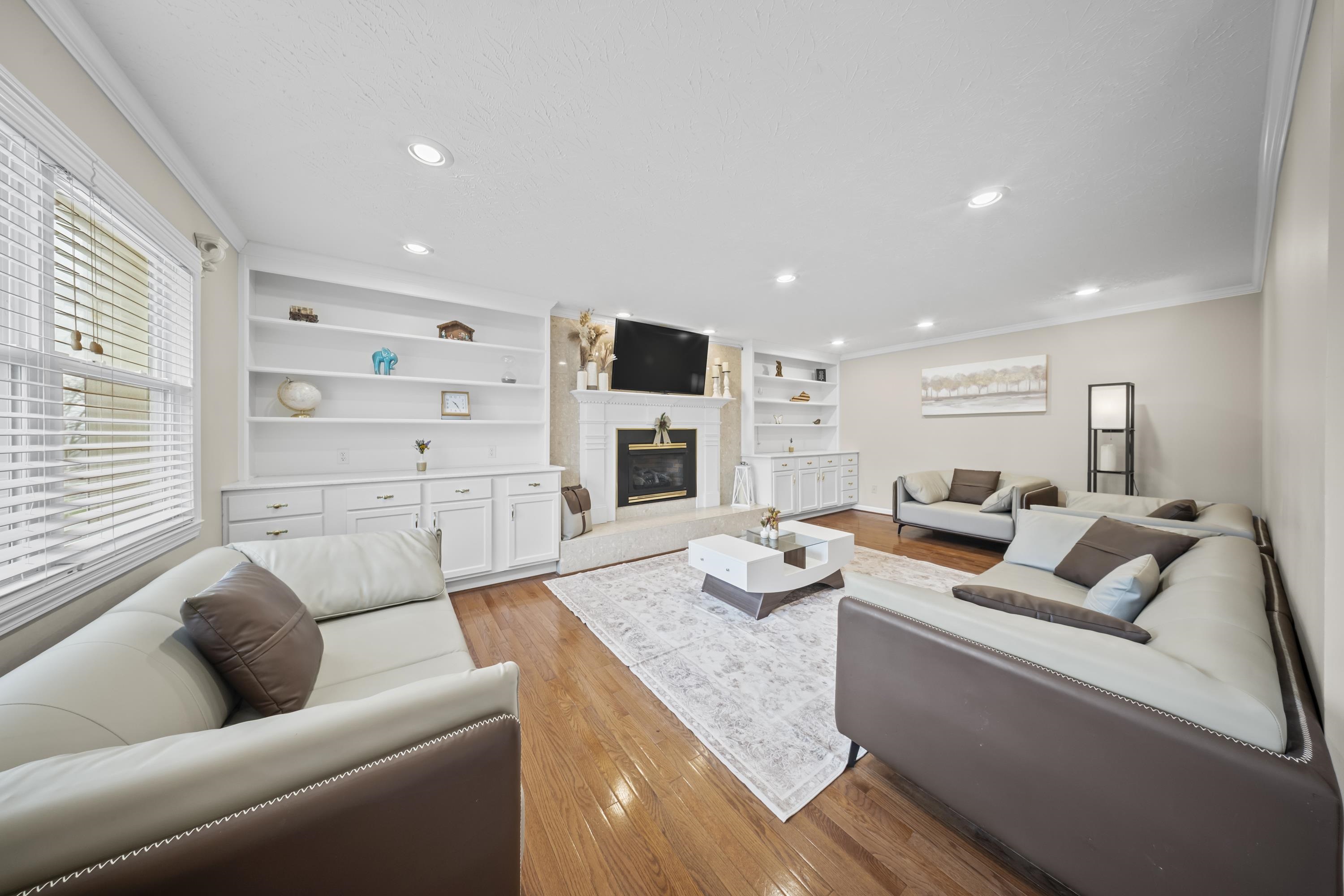 https://zimg.paragon.ice.com/ParagonImages/Property/PH/AABRKY/61009/4/0/0/c5755217aae12602327c4048e61f3234/0/4eda7e56e3b54ae3f86e2ef32d303678/61009-c1980e54-66ad-4f1b-8e50-8a2253d85f8d.JPG