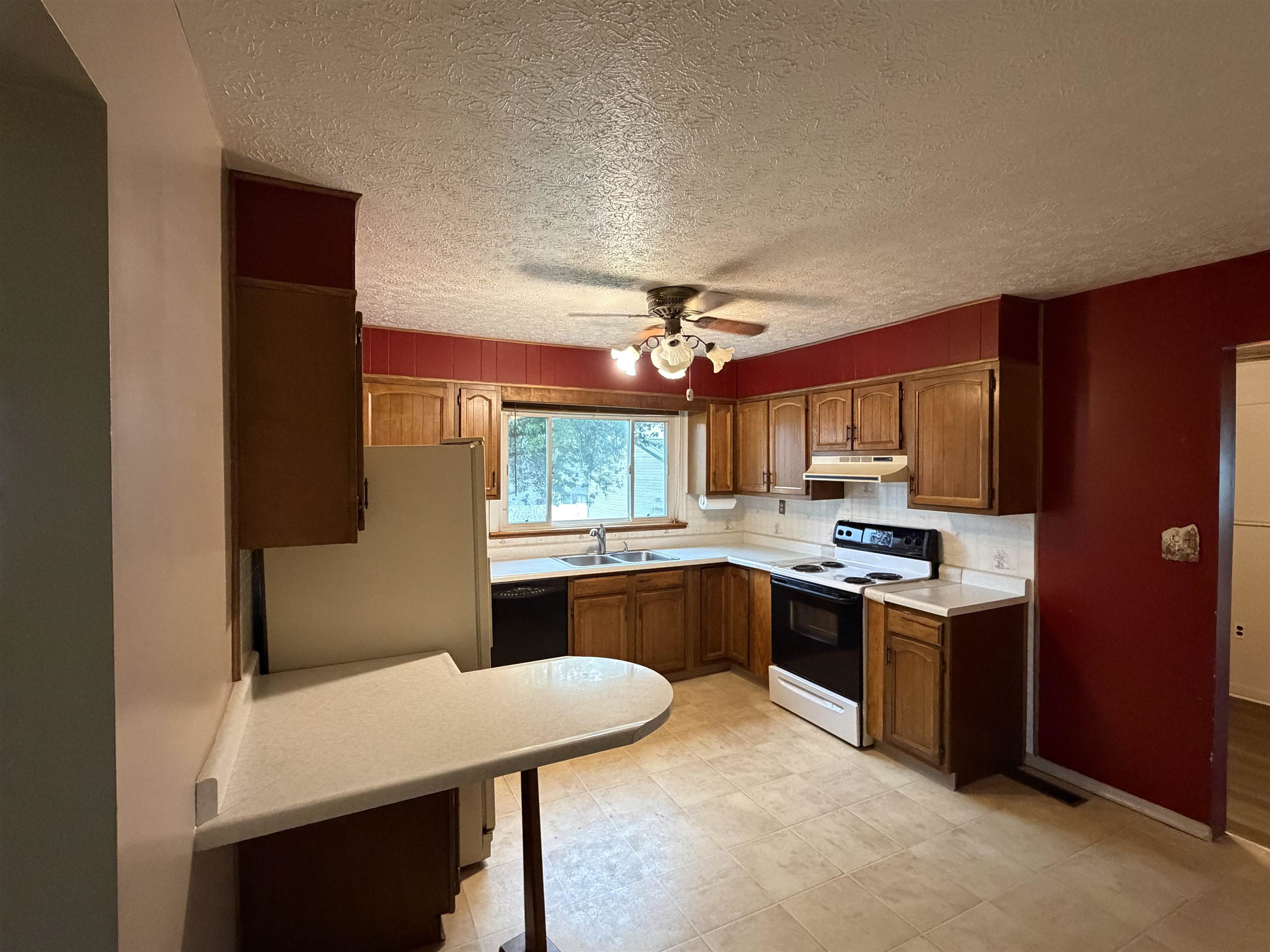 https://zimg.paragon.ice.com/ParagonImages/Property/PH/AABRKY/61010/7/0/0/df1a4dc30ebdce48583b765e20864fd7/0/898715e9c4a2cdaa92989107e65f2fcd/61010-7afff04e-0750-4b79-8893-1739e7b771c3.JPG