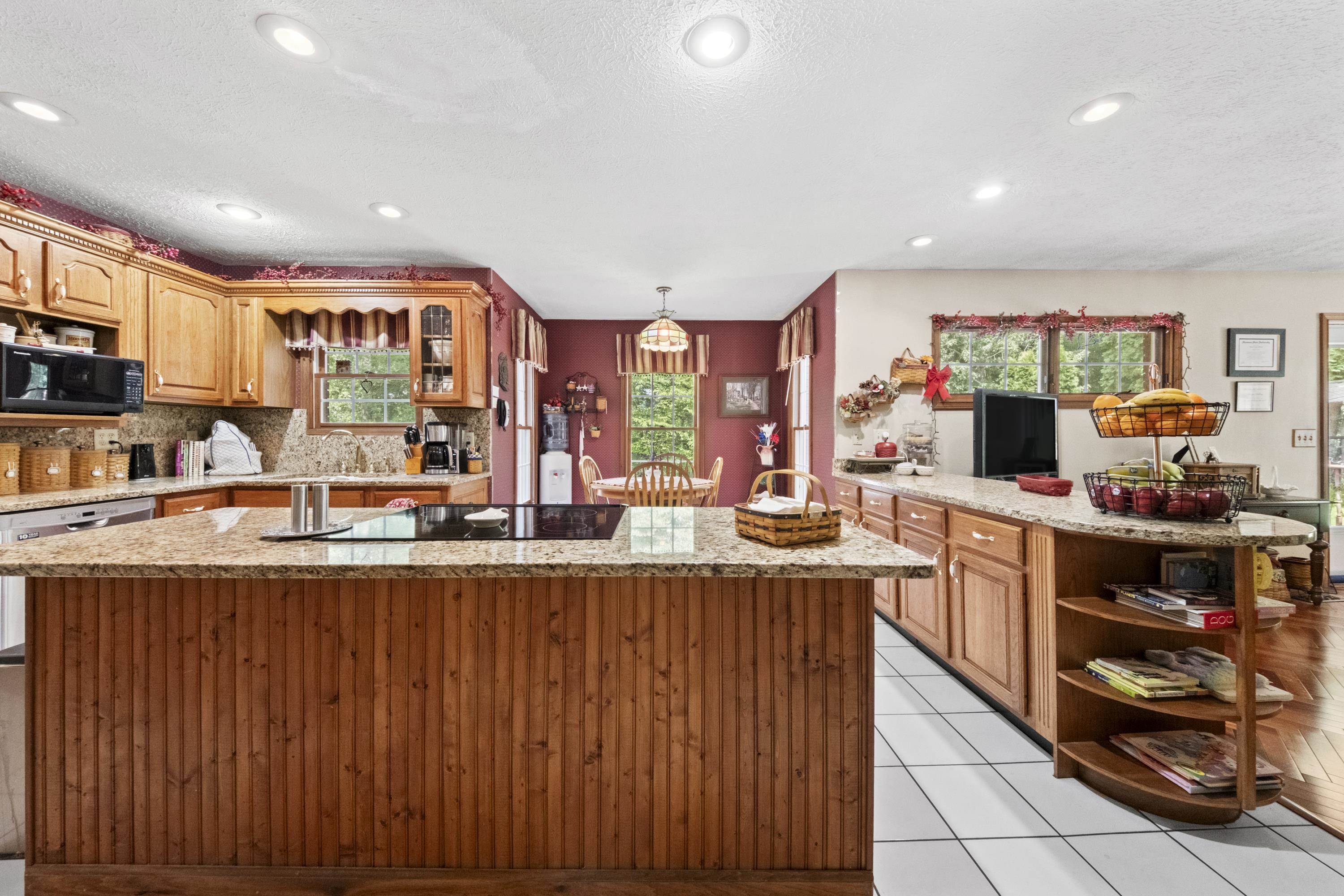 https://zimg.paragon.ice.com/ParagonImages/Property/PH/AABRKY/61013/10/0/0/6e9262e91c8f593a841077089635fa9a/0/56de28555cc7d24616f32c8d4b969a45/61013-21301443-d1f4-49d2-bf6e-17effba734ca.JPG