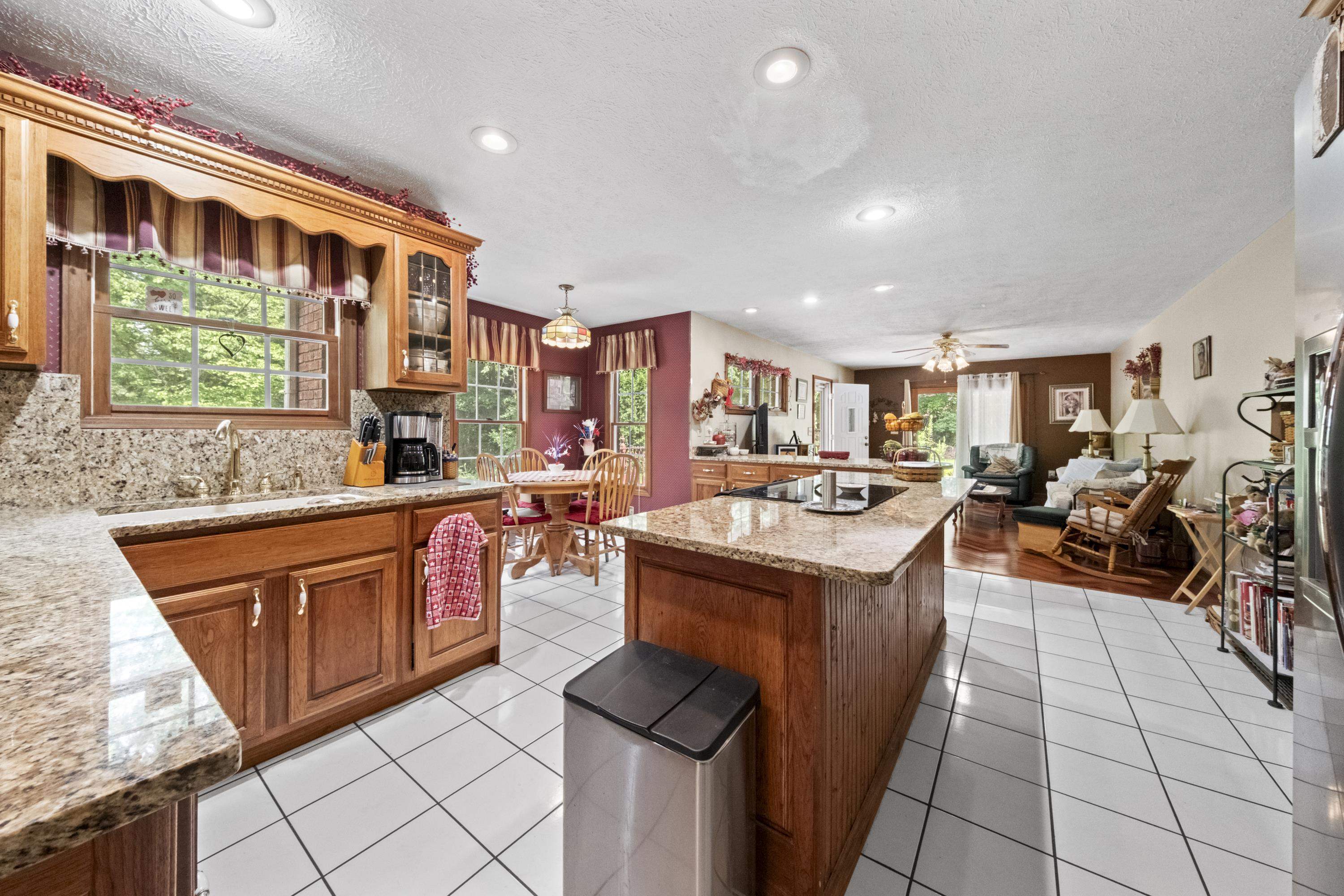 https://zimg.paragon.ice.com/ParagonImages/Property/PH/AABRKY/61013/9/0/0/213c53d309661e88d31c622f1bd8e9e7/0/56de28555cc7d24616f32c8d4b969a45/61013-f2dba7e6-8173-452f-93a3-4b9bdd1d63dc.JPG