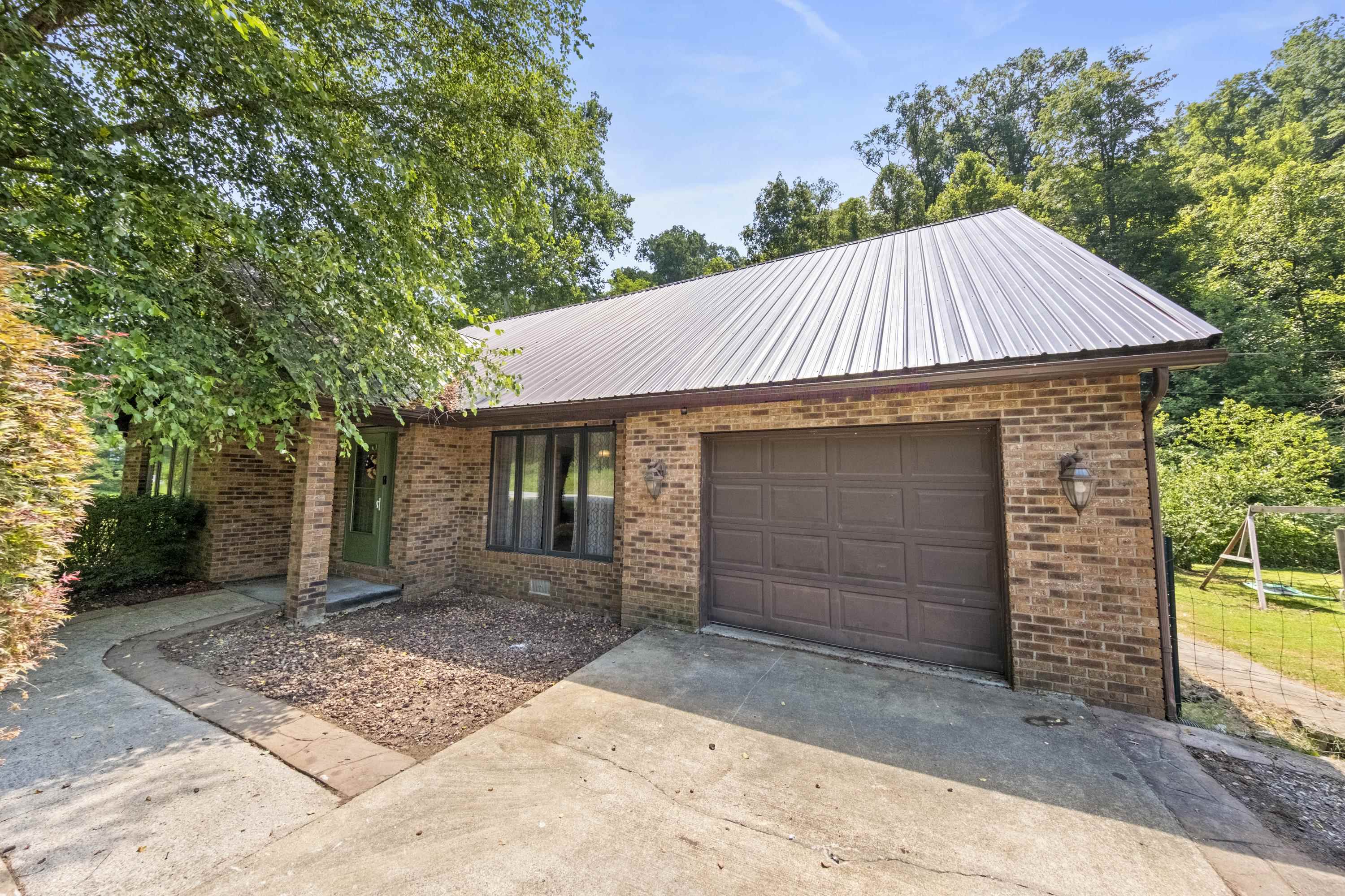 https://zimg.paragon.ice.com/ParagonImages/Property/PH/AABRKY/61015/8/0/0/d12c3171b8345235aef12dea29a6e543/0/3a966eef21536fef4447f0d1e8f3e271/61015-2183704d-0d31-4b13-9e35-72ac0d7e9217.JPG
