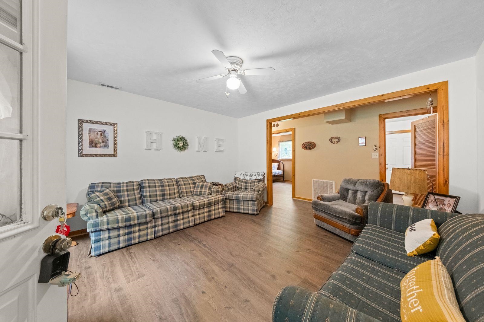 https://zimg.paragon.ice.com/ParagonImages/Property/PH/AABRKY/61021/10/0/0/760dfb6937ac2e4f82f17da482fee9e3/0/6b48f5582e7c9206e9fc250e206778cc/61021-26d9ed35-6e7f-409e-9d45-8c01b9652c5c.JPG