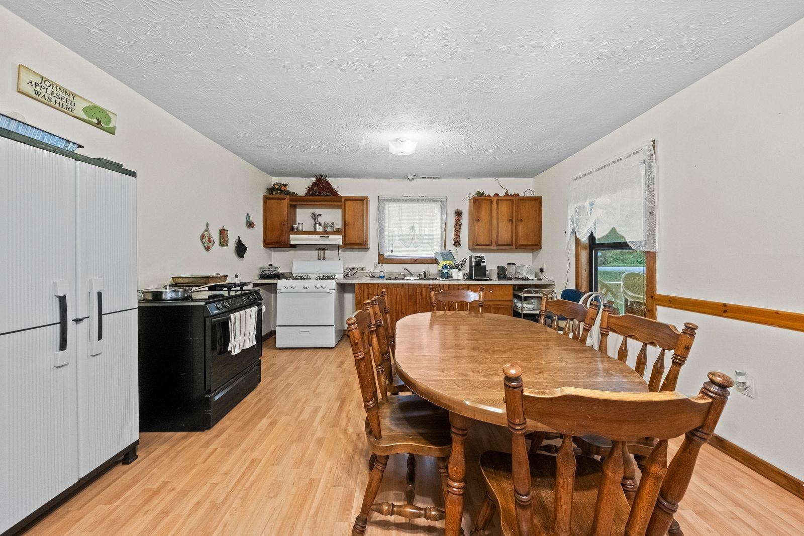 https://zimg.paragon.ice.com/ParagonImages/Property/PH/AABRKY/61021/7/0/0/d6c82553d146a170c1cefe5922959315/0/6b48f5582e7c9206e9fc250e206778cc/61021-ac09d593-6250-4986-9148-a538fe67a885.JPG