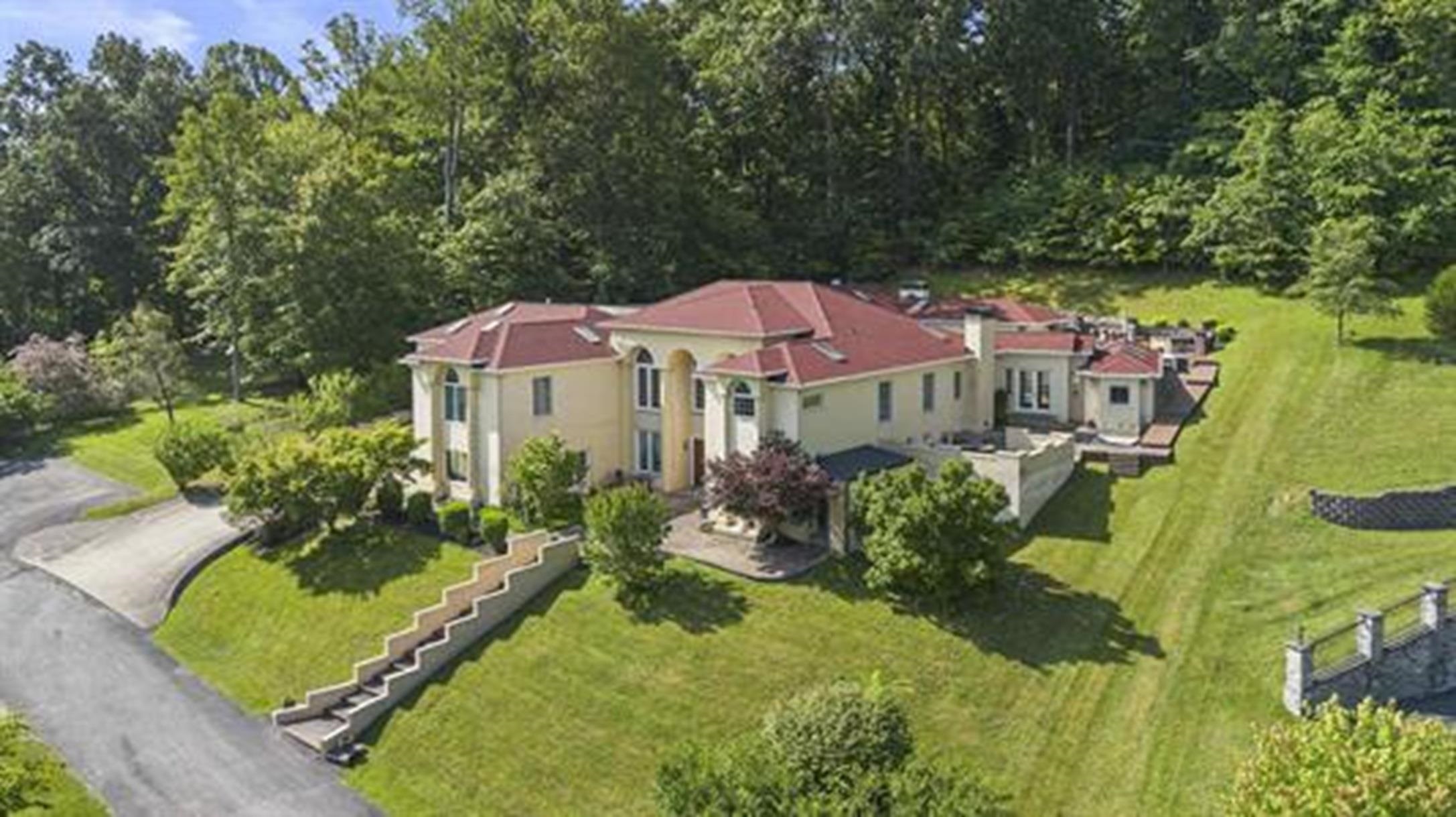 https://zimg.paragon.ice.com/ParagonImages/Property/PH/AABRKY/61025/1/0/0/40c6202f1577533b9559dfc17ccc4d62/0/241ec304592973a52986cce23d485a8a/61025-e5c2e197-1b71-4b9d-a576-41b8eee2056e.JPG