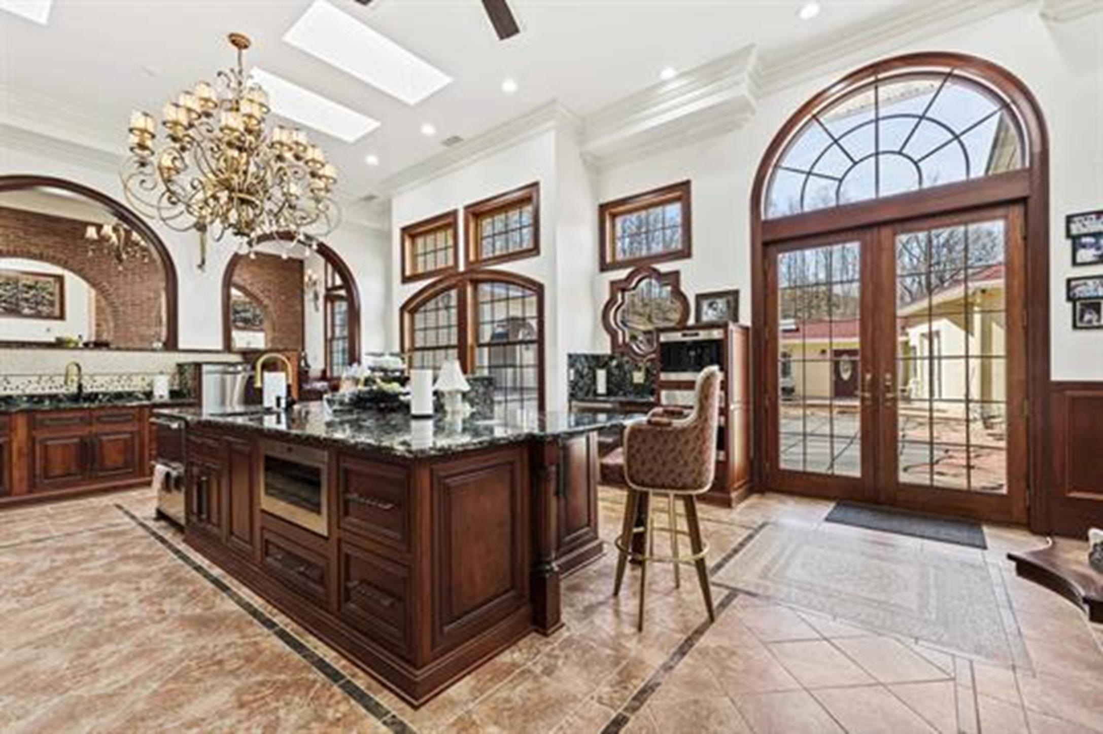 https://zimg.paragon.ice.com/ParagonImages/Property/PH/AABRKY/61025/11/0/0/af2d195830152965b454374888adc7ef/0/241ec304592973a52986cce23d485a8a/61025-d7662f54-85f8-446f-abda-ea8fcd559996.JPG