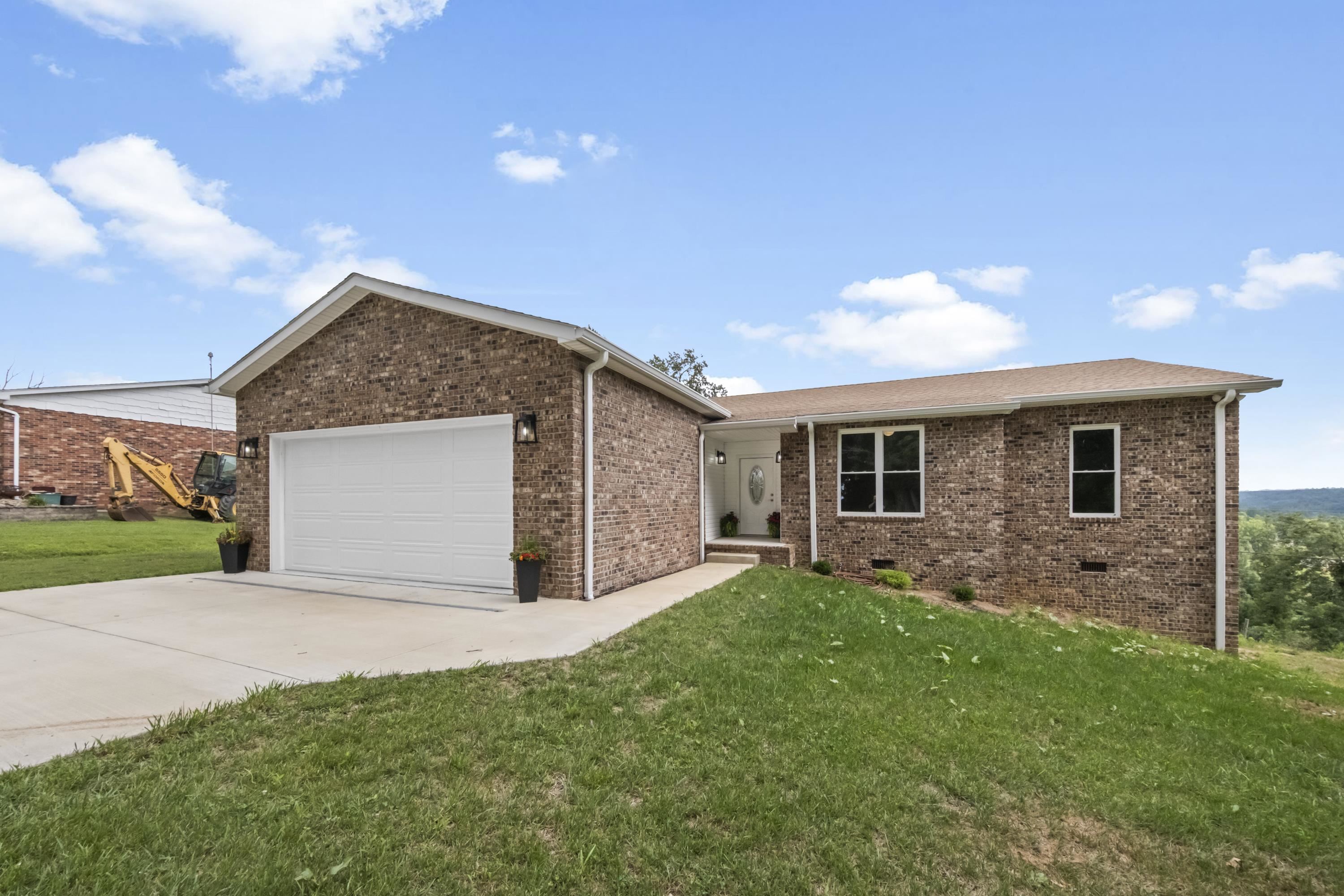 https://zimg.paragon.ice.com/ParagonImages/Property/PH/AABRKY/61026/4/0/0/d73f44037f3a8656c93994707aadafb1/0/f04df25ee6b9d343a08c096eac9af856/61026-7f0070f4-ebaf-401f-a7df-043bb24f933d.JPG
