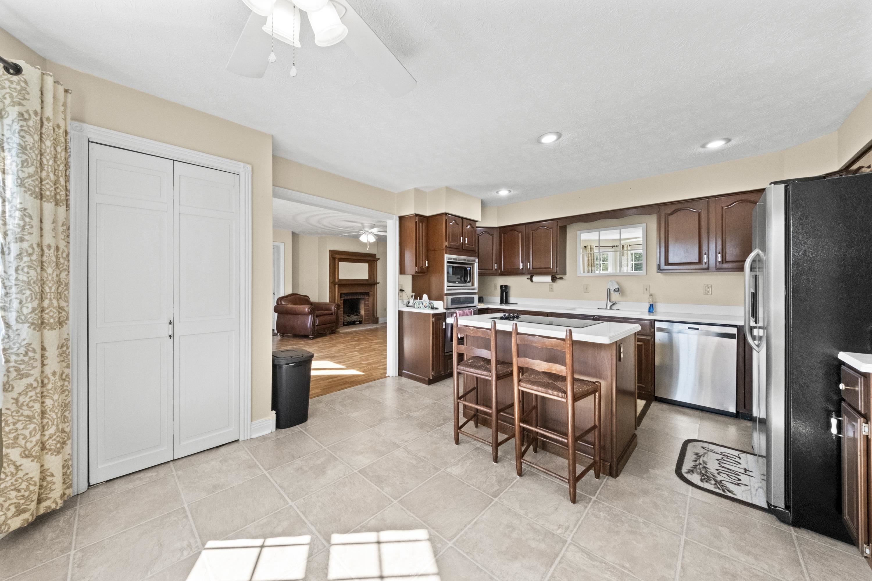 https://zimg.paragon.ice.com/ParagonImages/Property/PH/AABRKY/61028/6/0/0/67f6be4ab87bdd7f0656c00346a561af/0/6239de1358d0325cb4cbb47656f01765/61028-0ba95162-d17c-4cde-a2e7-5223611e3506.JPG