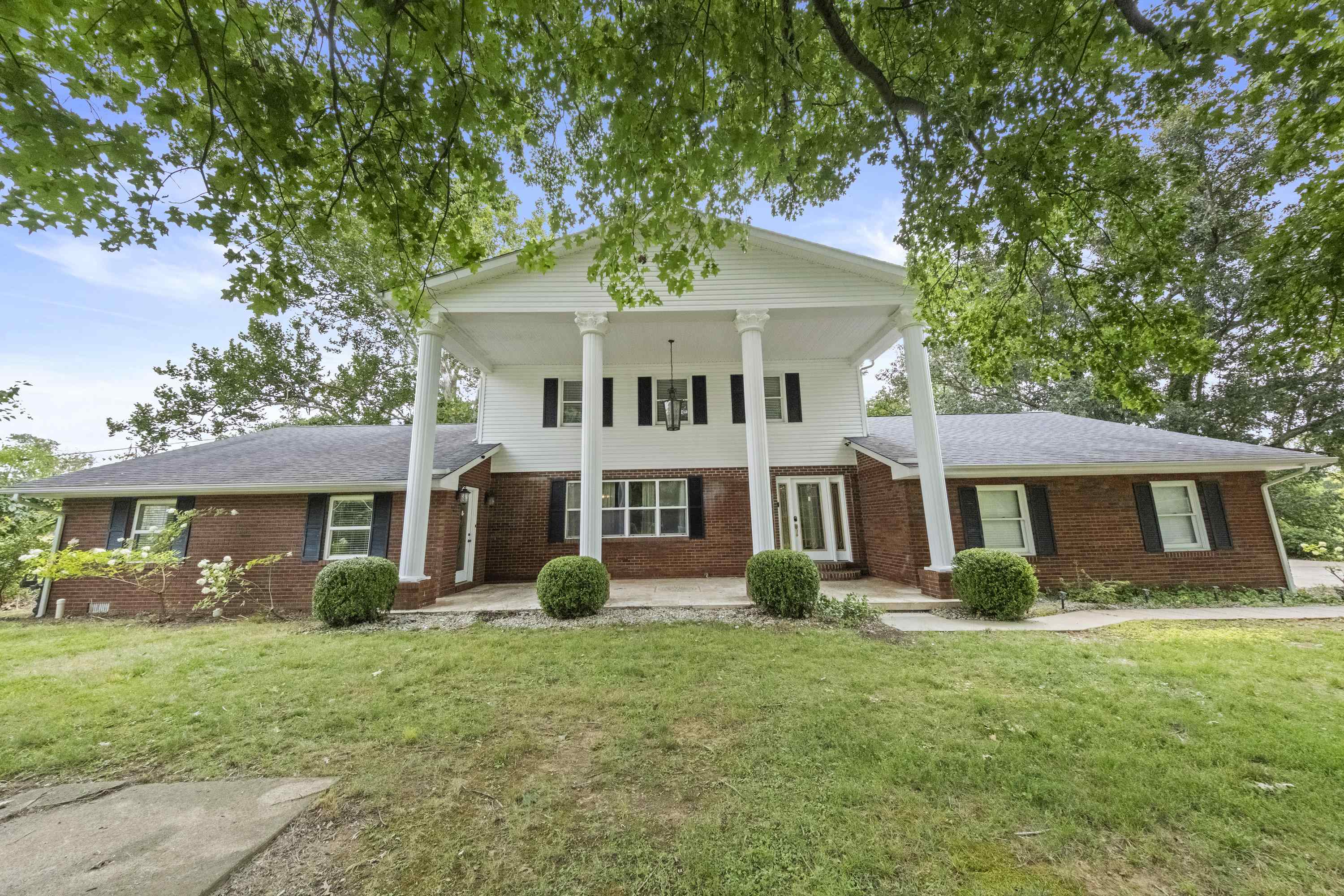 https://zimg.paragon.ice.com/ParagonImages/Property/PH/AABRKY/61029/1/0/0/8d9c87270936d1315f2a9a898f88ef0c/0/91c5efc2399176107c5774ffa586b559/61029-909b3ab7-091a-44eb-ad40-da44bd7a95ea.JPG
