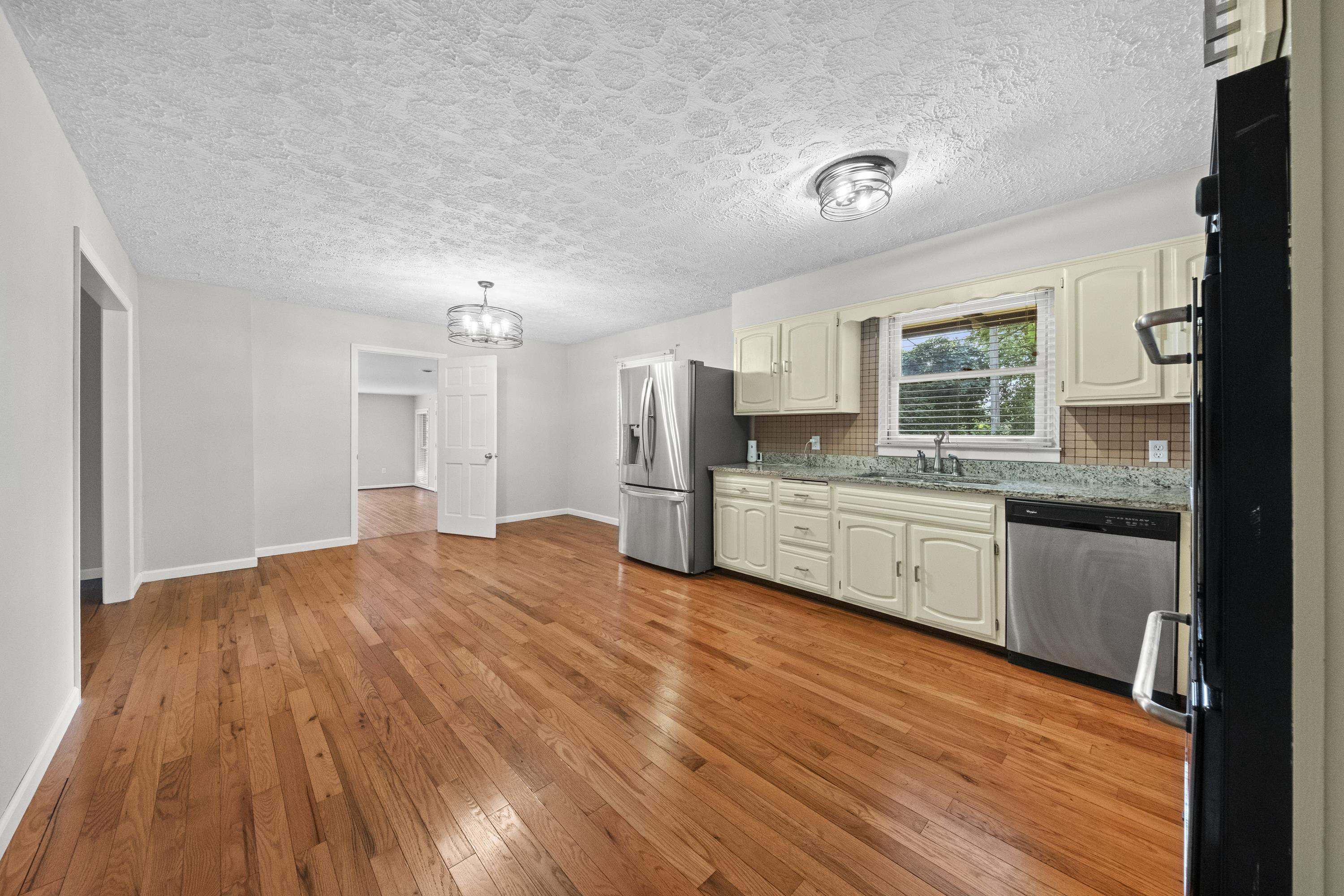 https://zimg.paragon.ice.com/ParagonImages/Property/PH/AABRKY/61029/11/0/0/7f2d5d3aac33128545bd47b3a74e506f/0/91c5efc2399176107c5774ffa586b559/61029-341f9598-258b-4f41-8bc3-156dca6a200f.JPG
