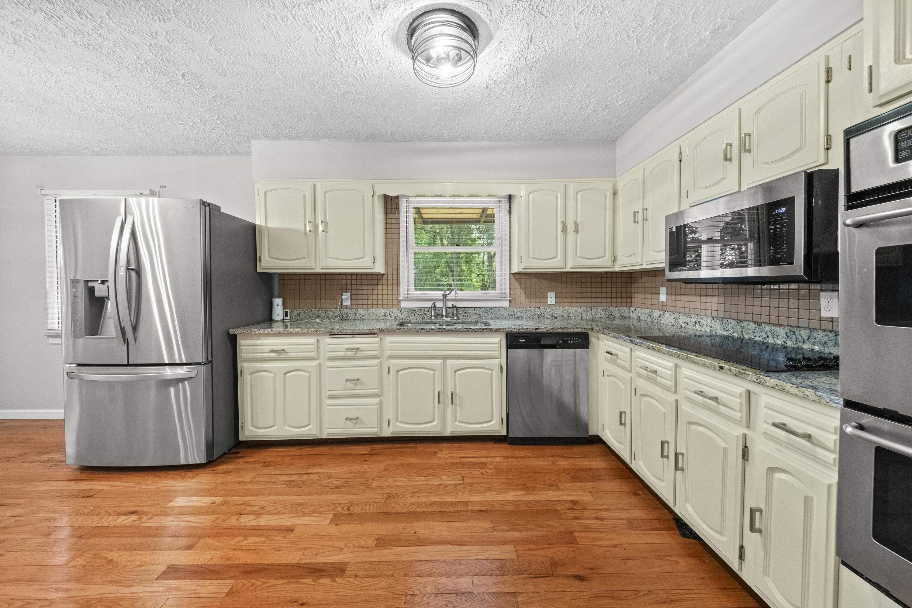 https://zimg.paragon.ice.com/ParagonImages/Property/PH/AABRKY/61029/12/0/0/7560195e80cfd26b3cd84b026ab2c129/0/91c5efc2399176107c5774ffa586b559/61029-075840c9-144f-4258-8893-bae8ee5304e7.JPG