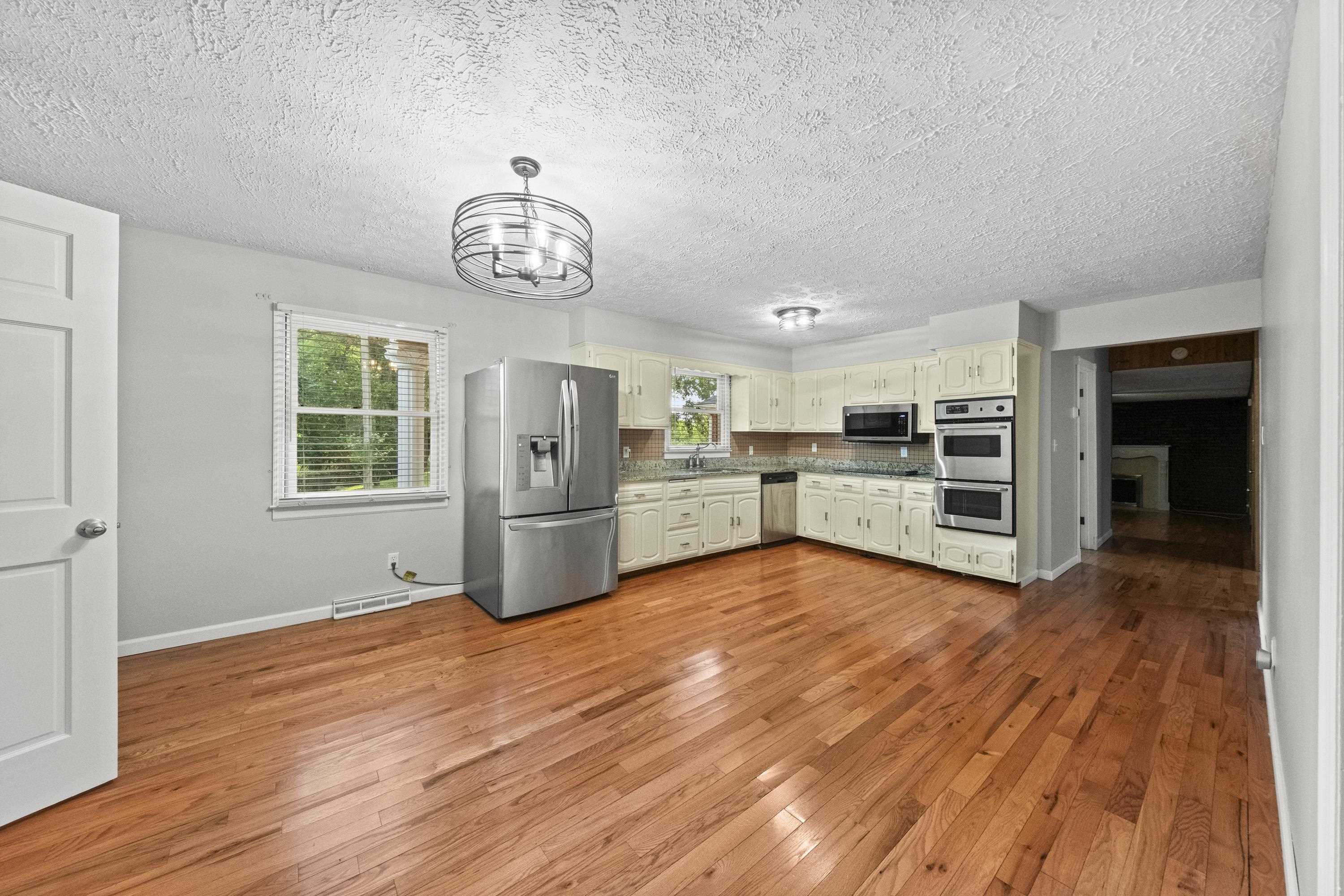 https://zimg.paragon.ice.com/ParagonImages/Property/PH/AABRKY/61029/8/0/0/44c3148a136e49baa03299164d54c120/0/91c5efc2399176107c5774ffa586b559/61029-7c973937-8f85-4f8e-a264-4b0aec2b313f.JPG