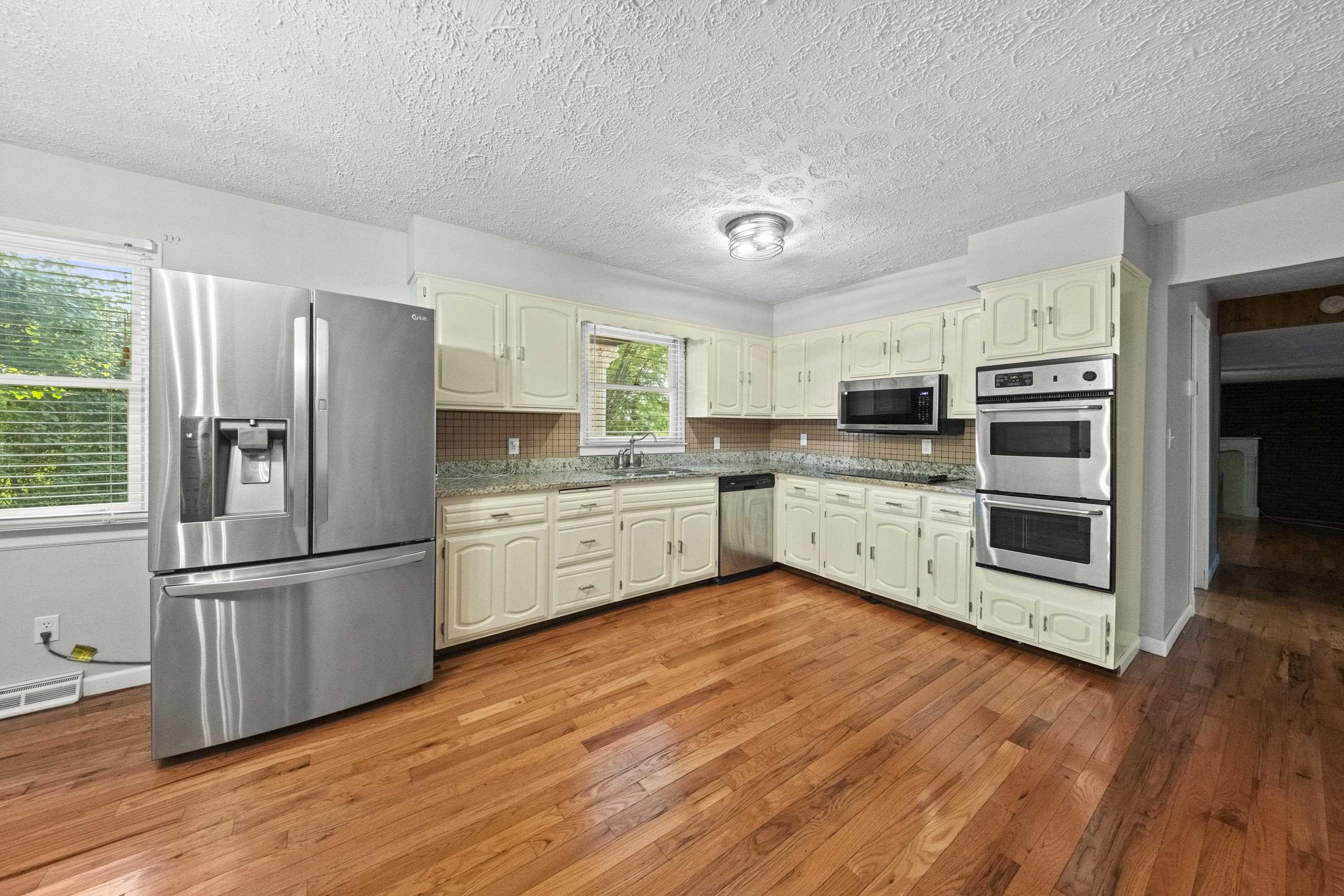 https://zimg.paragon.ice.com/ParagonImages/Property/PH/AABRKY/61029/9/0/0/6f72e73e17e63b12d76f0fac0350b0e5/0/91c5efc2399176107c5774ffa586b559/61029-b119cced-a441-4cec-aa67-92c7c065839e.JPG
