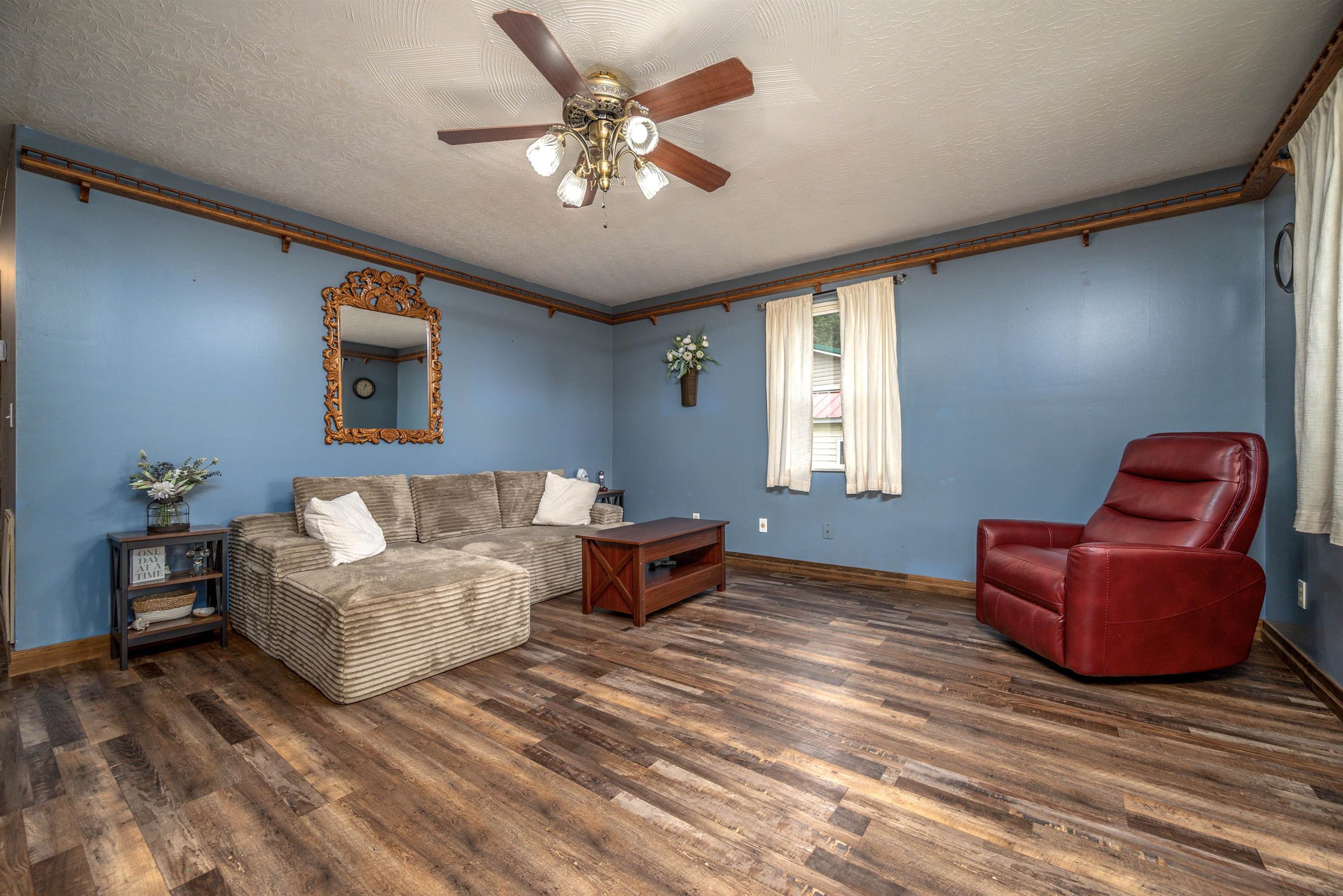 https://zimg.paragon.ice.com/ParagonImages/Property/PH/AABRKY/61032/7/0/0/b0545948df77fdcbf7e82c14f0893491/0/0072f61d422860058ad0f93ea4c8ba6a/61032-b3d039ae-6ef9-4121-909b-3780e30f8bdc.JPG