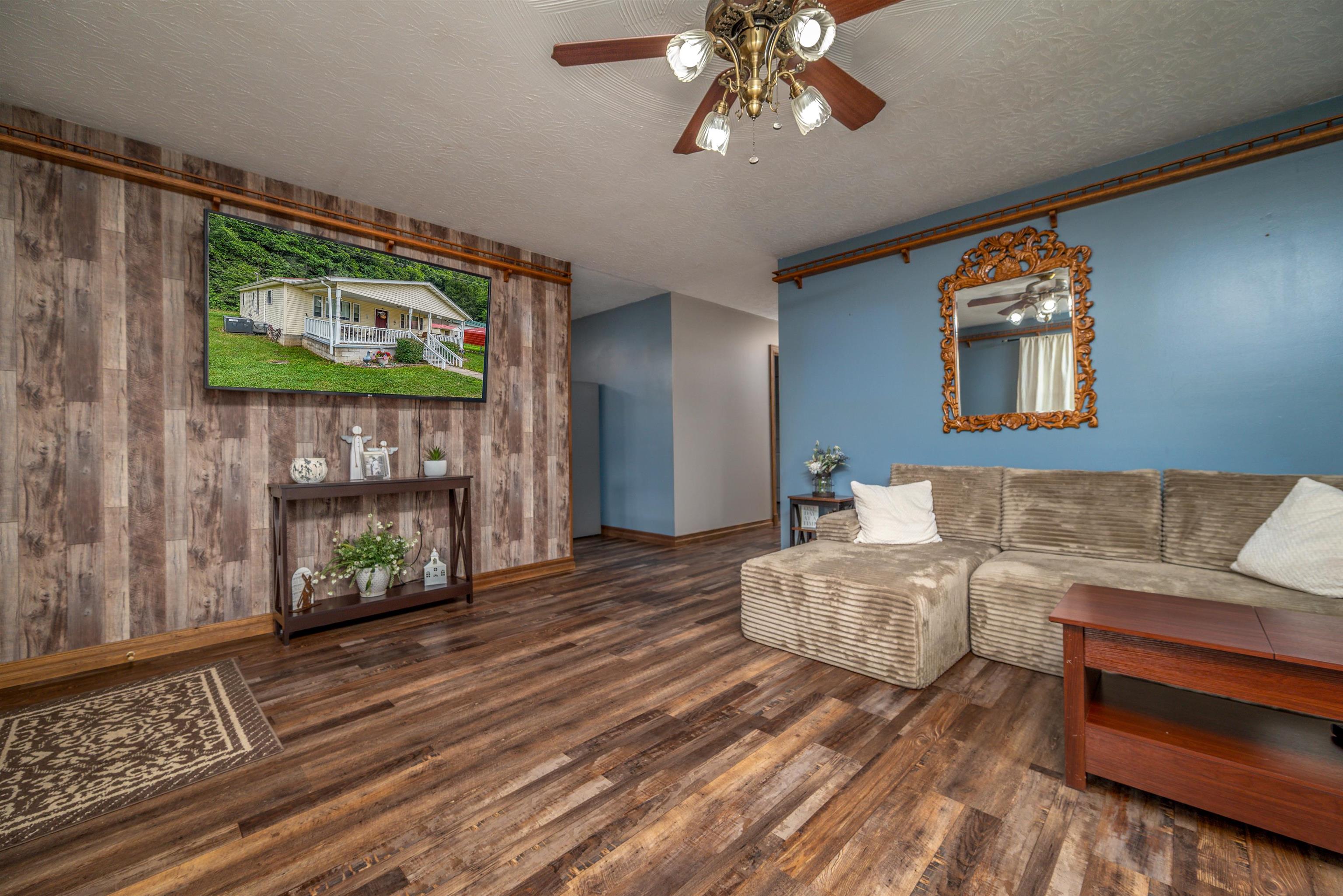 https://zimg.paragon.ice.com/ParagonImages/Property/PH/AABRKY/61032/8/0/0/0dcf7742f6e5d0f3a05e1e4b9ff4962b/0/0072f61d422860058ad0f93ea4c8ba6a/61032-dfc2aa6f-322c-4159-8c27-3ff76e1416b0.JPG
