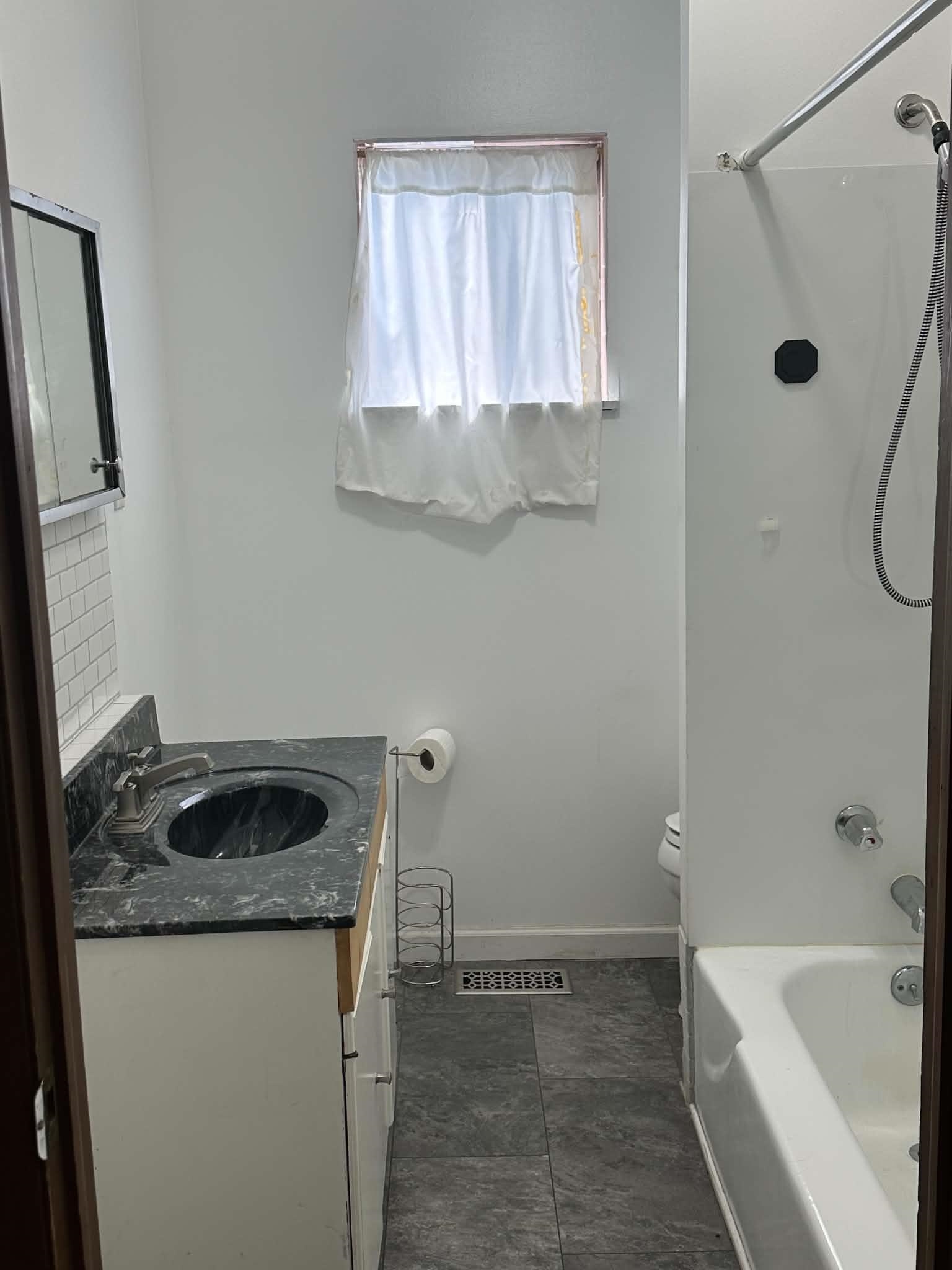 https://zimg.paragon.ice.com/ParagonImages/Property/PH/AABRKY/61052/13/0/0/b3c383bd92906d072a51f08c682032bd/0/492c8127e85f74d4e6ea7bf3c82dd513/61052-617699b8-13e0-4414-ae2e-52367ba249ec.JPG