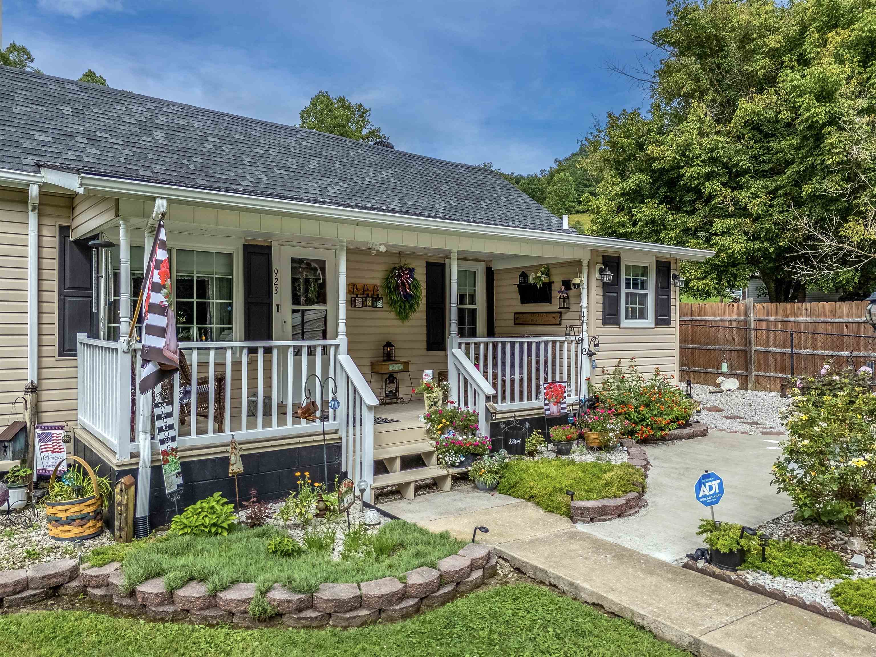 https://zimg.paragon.ice.com/ParagonImages/Property/PH/AABRKY/61059/1/0/0/cbaa137557227666de6eec7bda4f2f49/0/907e93d61d7a738d0457f906796c9ce3/61059-c0f0b8e0-6e5e-47ea-b190-b5f57a497dd3.JPG