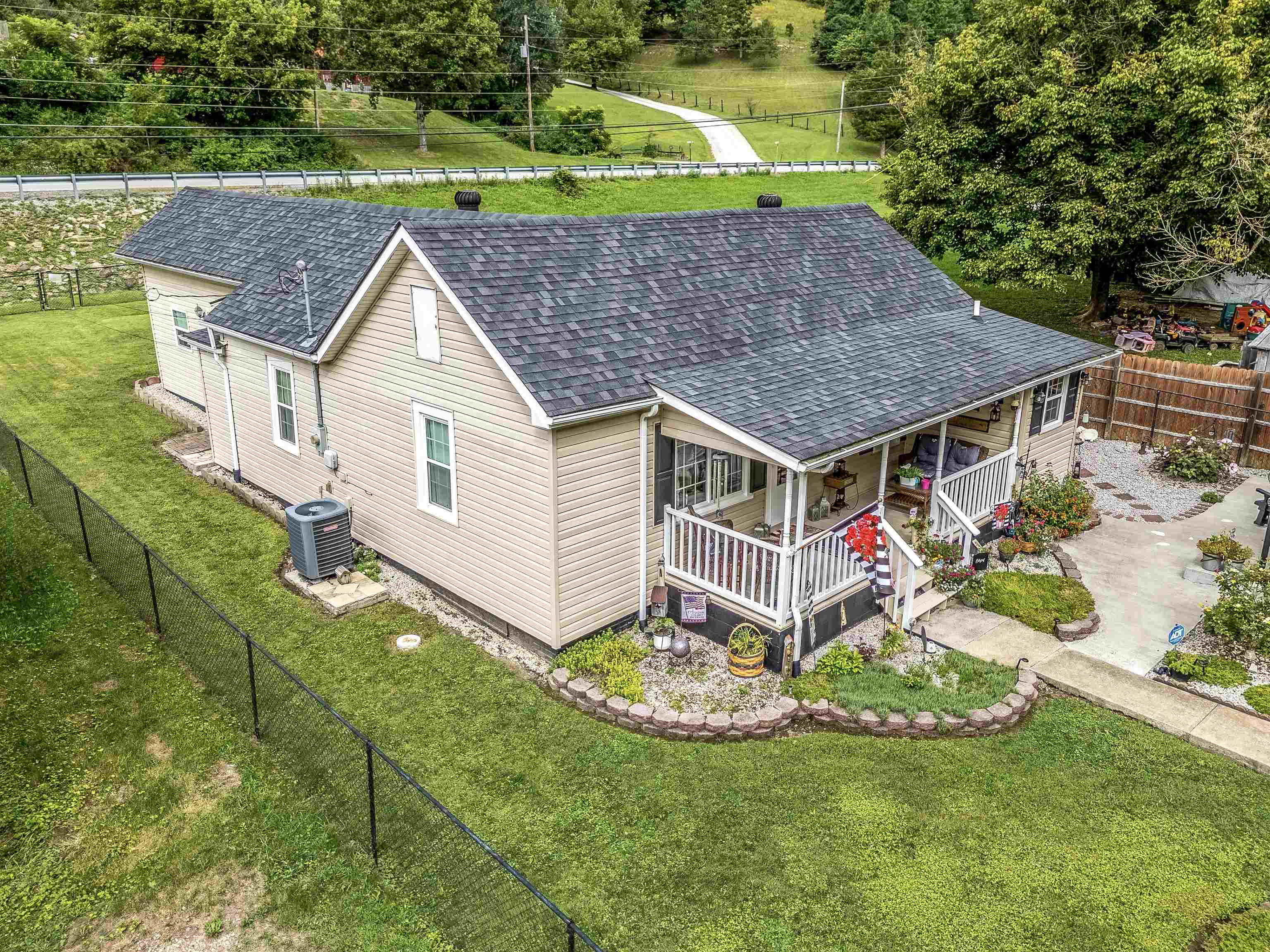 https://zimg.paragon.ice.com/ParagonImages/Property/PH/AABRKY/61059/2/0/0/ba3107e514b72e5b2afa85646603fa62/0/907e93d61d7a738d0457f906796c9ce3/61059-bcc8f20c-4550-4c92-84d1-cb9df8cb2a20.JPG