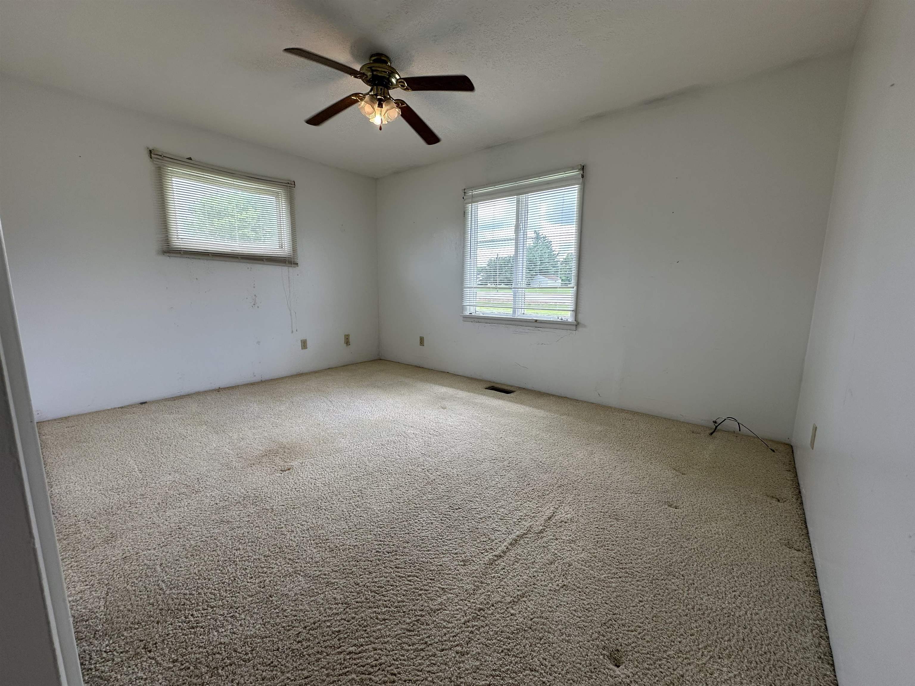 https://zimg.paragon.ice.com/ParagonImages/Property/PH/AABRKY/61062/11/0/0/57ea7b3d54d381179eb242251c2f663e/0/4ee1661c977857a97bec411fd02e2260/61062-7ee55edc-e61e-4432-9122-3b33ea995b59.JPG