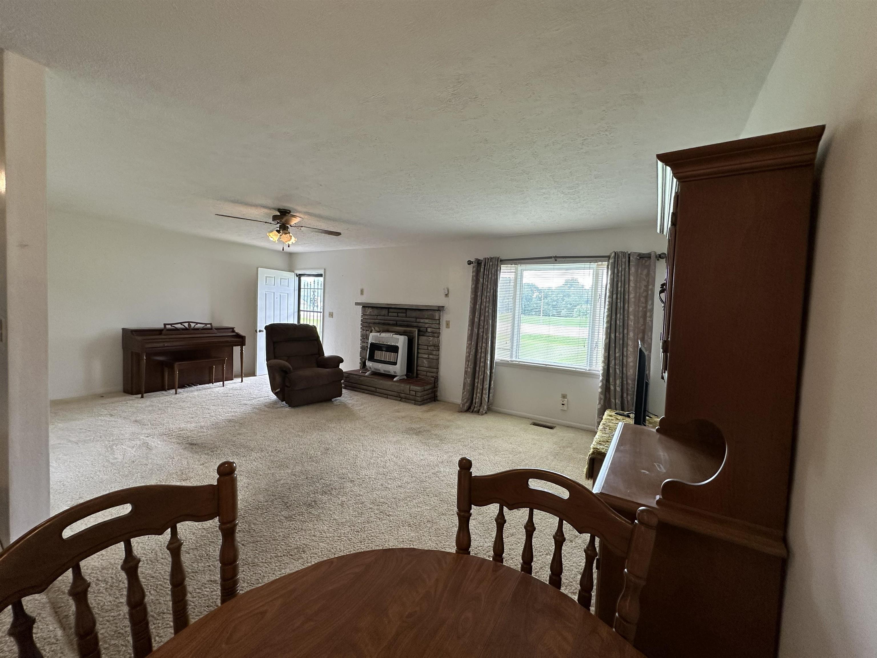 https://zimg.paragon.ice.com/ParagonImages/Property/PH/AABRKY/61062/5/0/0/169cd30d041d808636d86823b5824e05/0/4ee1661c977857a97bec411fd02e2260/61062-a9f46d01-9669-4f1c-9700-e9472d3d5a68.JPG