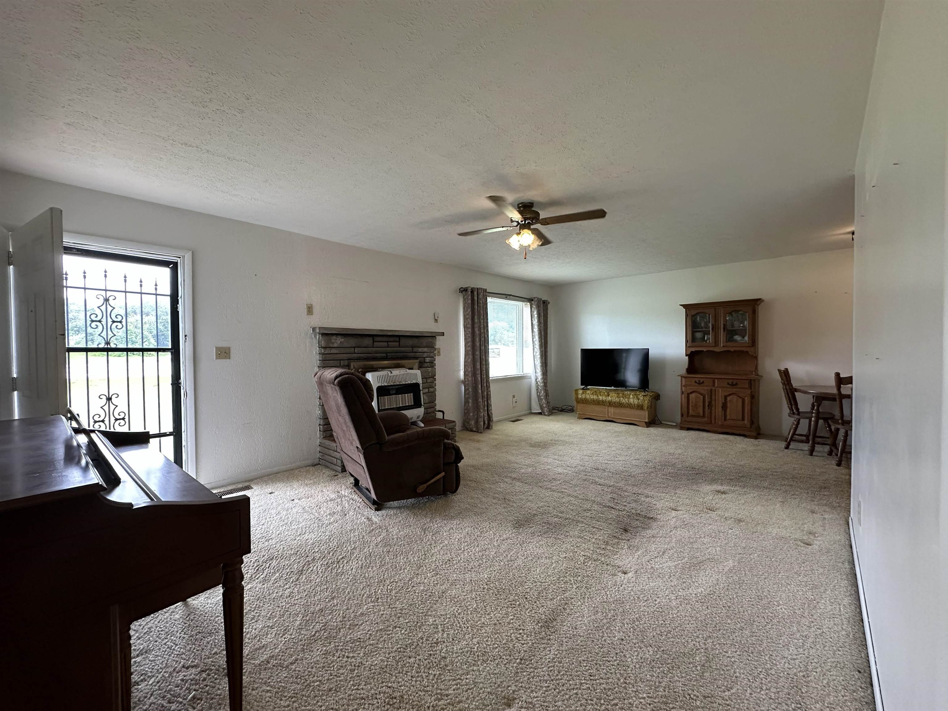https://zimg.paragon.ice.com/ParagonImages/Property/PH/AABRKY/61062/7/0/0/27be6bf34aba9ba36b023069b61b7ffb/0/4ee1661c977857a97bec411fd02e2260/61062-63ad58a6-46fe-4ad1-966f-3bdc624241d3.JPG