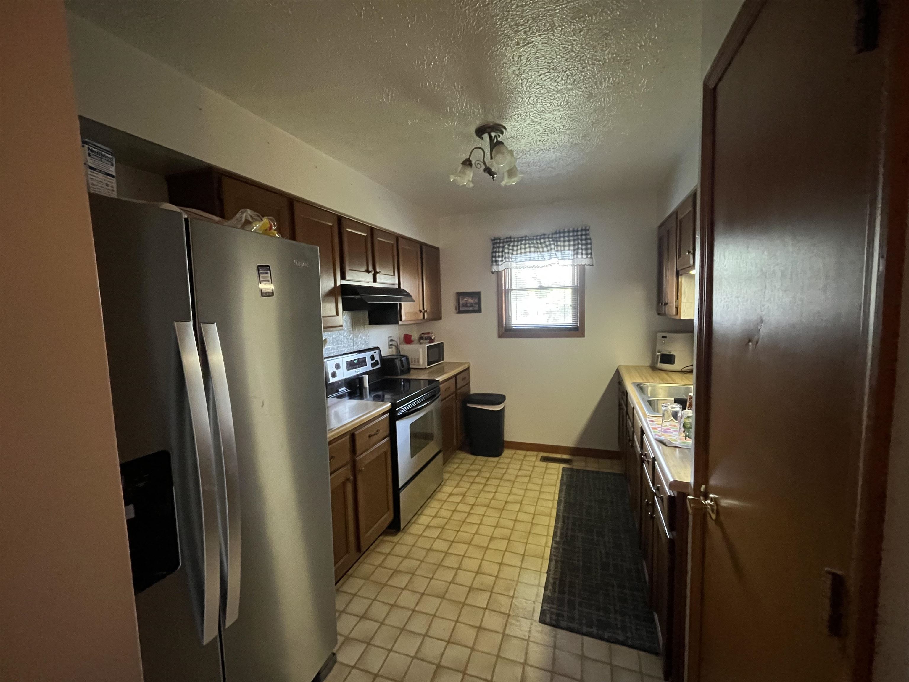 https://zimg.paragon.ice.com/ParagonImages/Property/PH/AABRKY/61069/3/0/0/55712fa0d74f828aad1cf4eb55ed1e44/0/d23aa073f59dfc82712fe5fed96fd1ef/61069-9eb38a42-8665-4fb8-a204-c8bb1d89a7ba.JPG