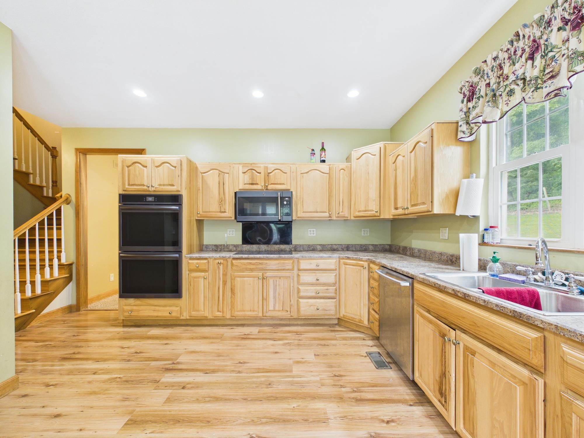 https://zimg.paragon.ice.com/ParagonImages/Property/PH/AABRKY/61071/9/0/0/f3d61a4d97f522552c08a5f56f212235/0/725ebd03b443881a0bc59afc00c362c6/61071-8000b29e-795a-4ed1-b854-b84c9ccb3f4a.JPG