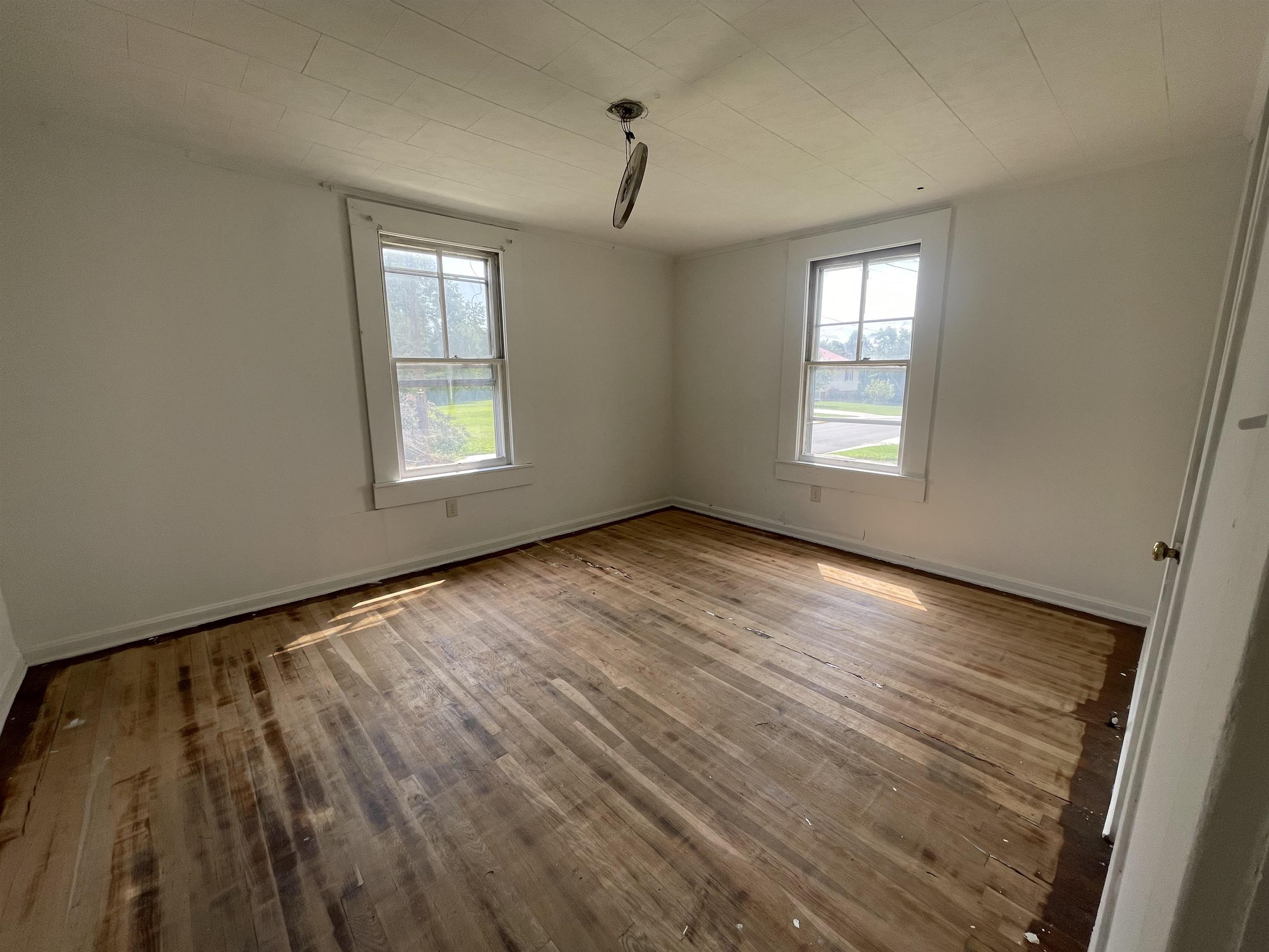 https://zimg.paragon.ice.com/ParagonImages/Property/PH/AABRKY/61080/7/0/0/d90d2bebab8437c90e0bb90e7b2ee257/0/6d4e8a96de874f2a7b768981ae43bba2/61080-66b229e2-bb02-48ee-95fc-801238b531ff.JPG