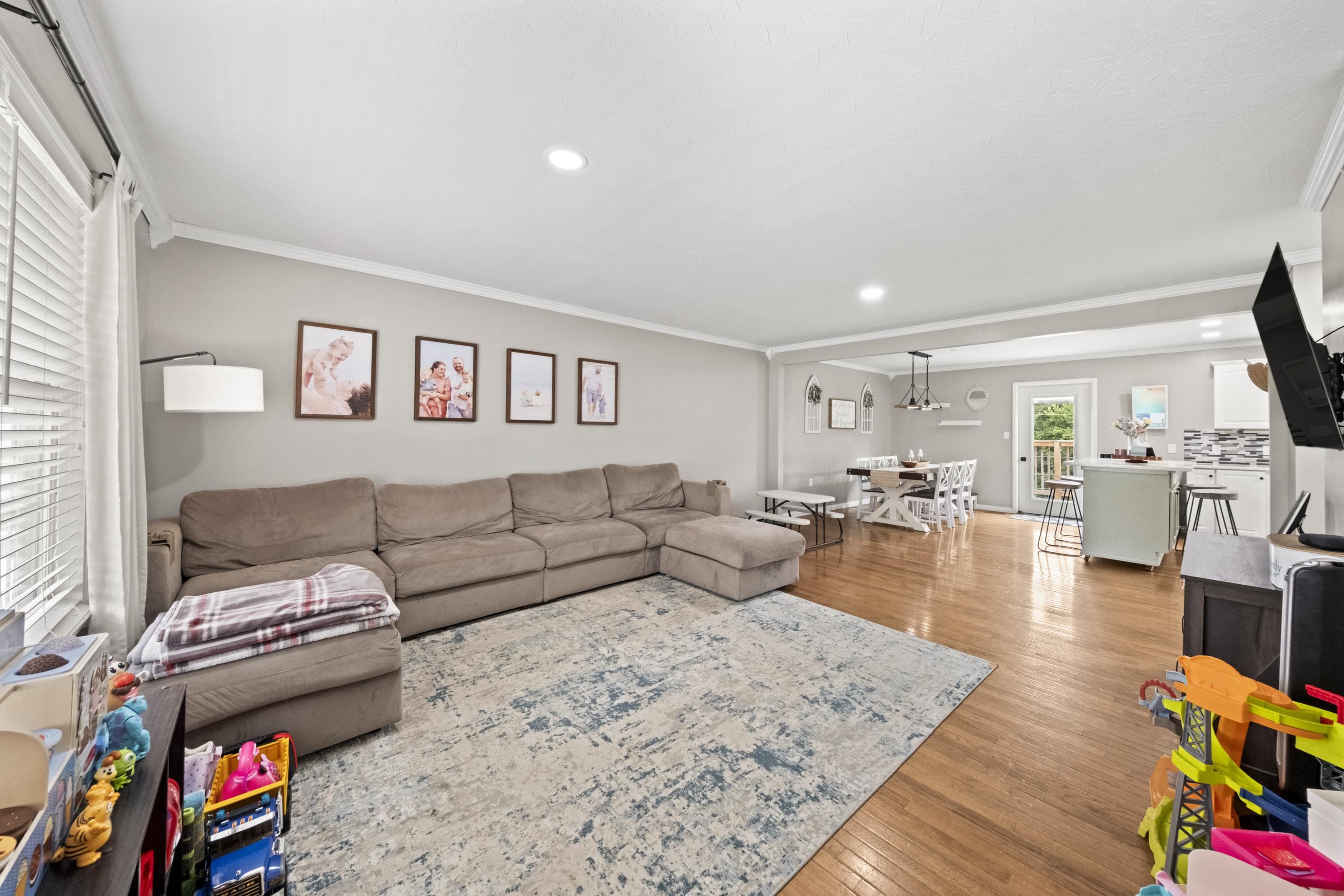 https://zimg.paragon.ice.com/ParagonImages/Property/PH/AABRKY/61081/2/0/0/f23709ce85dce52554ce84940d05b7ce/0/cfc10c564c045b63537b2334a4fcb977/61081-37f27a50-7b33-4bb7-b1ef-cb8b98797797.JPG