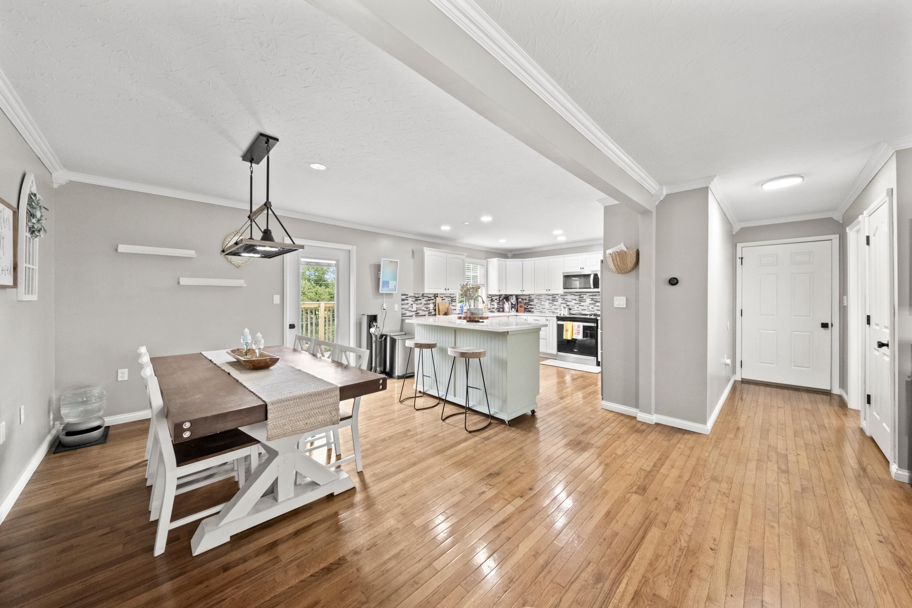 https://zimg.paragon.ice.com/ParagonImages/Property/PH/AABRKY/61081/5/0/0/eb620a5b3178656e08296389e2536b8b/0/cfc10c564c045b63537b2334a4fcb977/61081-6a39113e-a645-48f3-9e5a-a925866d844c.JPG
